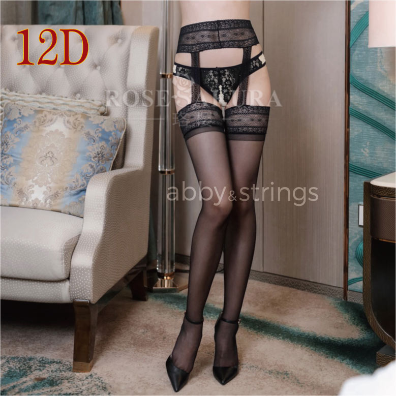 商品情報素材/材質ナイロン 83.9％ スパンデックス16.1％カラー(色)ブラック（黒）サイズ/寸法フリーサイズ(150-175cm)その他商品説明■商品情報■12Dガーターベルト付光沢ストッキングウエスト部分とストッキング部分が繋がっている仕様となります。伸縮性もあり、太もも部分はゴムが付いており、ベルトとゴムでズレ落ちを防ぎます。刺繍が綺麗で光沢もあり、上品な仕上がりとなっておりますのでレディーススーツとの組み合わせにも対応できると思います。ガーターベルトストッキングはウェディングドレスやメイド服などと合わせてもいいかもしれません。■日焼け防止ストッキングは素足の時と比べ約30％ほどのUVカットがあるようです。さらに日焼け止めをストッキングの上から振りかけるとより効果的です。■送料について送料は無料となります。■発送方法について厚めの封筒に入れて発送しておりますので外から中身は見えませんのでご安心くださいませ。■品名について特にご要望がなければ『雑貨』で発送しております。注意■出品商品は輸入品となりますため、検品済みとなりますが糸くずやほこりが付着している場合がございます。また外箱、外装に多少キズ等がある場合もございます。■色味についてはモニターや撮影環境によって違って見える場合がございますので予めご了承下さい。商品キーワードオールスルー ガーター レースクイーン パンスト レビュー プレゼント fashion ファッション タイツ ダンス衣装 ダンシング 過激 悩殺 誘惑 テカテカ レディース 女性 ツヤツヤ ツルツル スベスベ 舞台 ハイレグ衣装 ボディースーツ ボディーストッキング キャットスーツ クリスマス 忘年会 結婚式 ハロウィン コスプレ コスプレイヤー ショーツ キュート コスチューム ミニスカート 大きいサイズ ランジェリー パンティストッキング タイツストッキング セクシーランジェリー デニール ボトムス ストッキング パンティストッキング rose sakura ランジェリー セクシー下着 欧米 アメリカン 韓流 通販 セクシー デイリー オフィス お出掛け用 外出用 デート パーティ プレゼント 贈り物 残りポイント利用 まとめ買い UV セクシー ソックス 美脚 タイツコーデ ストッキングコーデ レッグファッション 撮影 コミケ カップル ドレスコード サンタ 光沢ストッキング 当日出荷 制服 ナース ナース服 女医 ミニスカ 全身タイツ バニーガール 文化祭 学園祭 イベント ハロウィン衣装 仮装【午前購入 当日発送】【送料無料】12D ガーター ベルト付 光沢 ストッキング タイツ 黒 0612 コスプレ フリーサイズ レッグウェア パンスト ニーハイ 2色 衣装 ひざ上 膝上 もも丈 太もも 股ずれ 日焼け 防止 靴下 レースクイーン ウエスト部分とストッキング部分が繋がっている仕様となります。 2