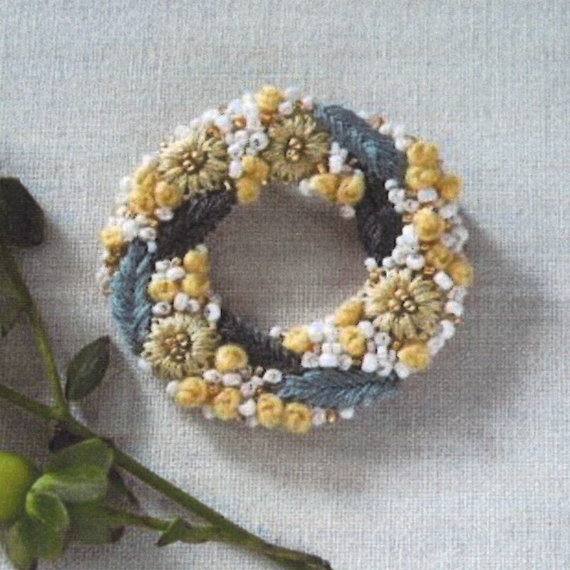 K.omonoさんの刺繍アクセサリーキット honabatakeブローチ yellow メール便/宅配便可 phc-084-2