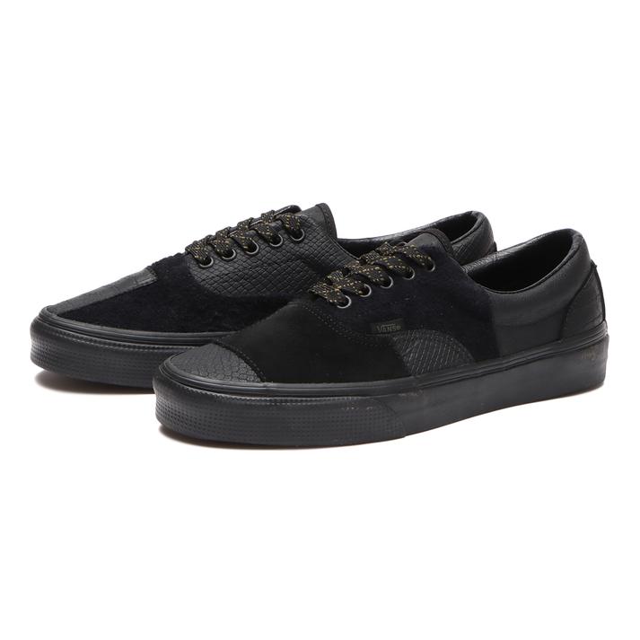 【VANS】 ヴァンズ ERA PATCHWORK エラパッチワーク VN0A4BVU1OJ PATCHWORK BLK 【ご注意】こちらの商品は弊社実店舗からも集約(入荷)するため、「靴箱の破損、色あせ、プライス貼付、剥がし跡」「靴箱内の包装用紙破れ、商品タグなどが無い状態」「履きジワやボンドの付着、若干のシミ、汚れ」が生じる場合がございます。また、正規の靴箱が著しく破損している状態時には代替の靴箱を使用する場合もございます。尚、弊社実店舗から集約しました商品は検品を行って販売可能な商品をご案内致しております。その為、商品の状態の指定はできませんので予めご了承下さい。※こちらの商品につきましては下記ご利用ガイドをご確認下さい。■ご利用ガイド VANS【ヴァンズ】のクラシックラインのアイコンモデル・ERA(エラ)。レジェンドスケーターのトニー・アルバやステイシー・ペラルタらによって、VANSの第1号モデルであるAUTHENTICの履き口周りにパッドを加え、よりスケートの激しい動きをサポートするスタイルとして1976年にリリースされました。シーズン毎でコンビカラーなど様々なカラー・スタイルがリリースされ、様々なラインナップが並ぶVANSの中でも不動の人気を誇ります。さまざまなブラックパターンの素材をパッチワークしたデザインになります。 サイズ目安はこちら 【サイズ目安】(個人差がございますので、あくまでも目安とお考え下さい。)このシューズの作りは標準です。素材=天然皮革シューズの製法上、接着剤の付着や縫製のズレ・歪みがある場合がございますが、不良品ではございませんので予めご了承ください。【お手入れに関して】水洗いにより接着剤が溶解し、染み汚れの原因となる可能性がございます。水洗いは避けて頂きますようお願いいたします。※天然皮革を使用しているため、多少の色ムラや生産過程で生じる傷が多少ある場合がございますので、予めご了承ください。 【ご購入前に必ずこちらをご確認ください。 】 [ABCMART][ABCmart][abcmart][ABCマート][abcマート][エービーシーマート][エービーシー][エービーシー マート][バーゲン]