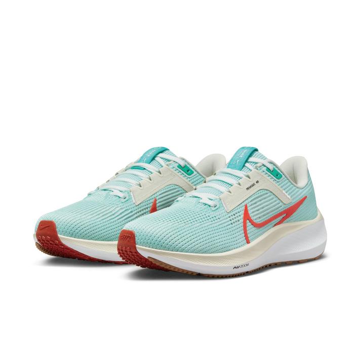 【NIKE】 ナイキ W AIR ZOOM PEGASUS 40 ウィメンズ エア ズーム ペガサス 40 WDV3854 300JDICE/PICRE 【ご注意】こちらの商品は弊社実店舗からも集約(入荷)するため、「靴箱の破損、色あせ、プライス貼付、剥がし跡」「靴箱内の包装用紙破れ、商品タグなどが無い状態」「履きジワやボンドの付着、若干のシミ、汚れ」が生じる場合がございます。また、正規の靴箱が著しく破損している状態時には代替の靴箱を使用する場合もございます。尚、弊社実店舗から集約しました商品は検品を行って販売可能な商品をご案内致しております。その為、商品の状態の指定はできませんので予めご了承下さい。※こちらの商品につきましては下記ご利用ガイドをご確認下さい。■ご利用ガイド DV3854-300ウィメンズモデル《商品説明》弾むような履き心地で、あらゆるランに対応。ペガサスではお馴染みのぴったりとした履き心地で、目標達成をサポートします。 一つの節目となるこのバージョンでは、人気のある反発性はそのままに、土踏まずやつま先などの繊細な部分の快適性を高めました。 長距離マラソンを走ったり日没前のスピードセッションに参加したり、自発的なグループランニングに加わったりなど、日々ランニングを重ねても変わらずに信頼できるロードランナーです。 サイズ目安はこちら 【サイズ目安】(個人差がございますので、あくまでも目安とお考え下さい。)このシューズの作りは標準です。素材=合成繊維・合成繊維 【ご購入前に必ずこちらをご確認ください。 】 [ABCMART][ABCmart][abcmart][ABCマート][abcマート][エービーシーマート][エービーシー][エービーシー マート][バーゲン]