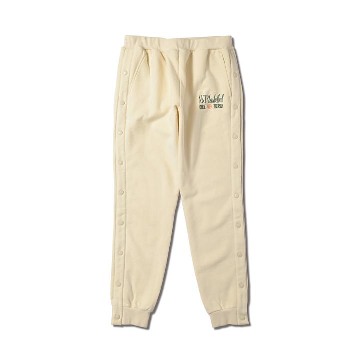 【AKTR】 アクター RETRO-CHIC SS SWEAT PANTS ロングパンツ 123-035020 CREAM 【ご注意】こちらの商品は弊社実店舗からも集約(入荷)するため、「靴箱の破損、色あせ、プライス貼付、剥がし跡」「靴箱内の包装用紙破れ、商品タグなどが無い状態」「履きジワやボンドの付着、若干のシミ、汚れ」が生じる場合がございます。また、正規の靴箱が著しく破損している状態時には代替の靴箱を使用する場合もございます。尚、弊社実店舗から集約しました商品は検品を行って販売可能な商品をご案内致しております。その為、商品の状態の指定はできませんので予めご了承下さい。※こちらの商品につきましては下記ご利用ガイドをご確認下さい。■ご利用ガイド design：バスケットボールのウォームアップウェアをイメージしたスウェットパンツ。サイドは着脱しやすいオープンボタン仕様となっている。AKTR流にアレンジしたクラシックなデザインの刺繍と、落ち着いたカラーリングが特徴。シンプルなデザインなのでどのような服にも合わせやすく、スポーツでもライフスタイルでもシームレスに着用可能。 function：軽さと温かみのある厚手の裏起毛のスウェット生地を使用。 サイズ目安はこちら SIZE CHARTS 　総丈　ウエスト　股下 S　100　72　70　 M　103　76　72　 L　106　80　74　 XL　109　84　76　 2XL　112　88　78　 素材=コットン（=綿）・コットン100%上記サイズ表は各部位の目安寸法となります。製品の仕上がり寸法ではございません。こちらの商品は商品不良を除く返品・交換はお受け致しかねます。商品を入れる袋が破損していた場合、代用（他メーカーを含）の袋を使用する場合がございます。商品保護を主としたものですので、どうかご了承下さい。 【ご購入前に必ずこちらをご確認ください。 】 [ABCMART][ABCmart][abcmart][ABCマート][abcマート][エービーシーマート][エービーシー][エービーシー マート]