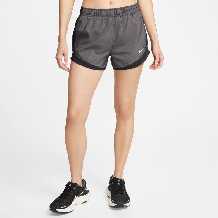 【NIKE】 ナイキ W TEMPO SHORT ショートパンツ CU8893 083BLKH/WLFGRY CU8893-083《商品説明》ナイキ テンポ ショートパンツは、速乾性テクノロジーを搭載。トリミングをあしらったデザインで、定番のフィット感を提供します。 この商品には、リサイクルポリエステル繊維が75%以上使用されています。 サイズ目安はこちら 【NIKE ウィメンズ ボトムス (アジアンサイズ） 目安】素材=ポリエステル・本体:ポリエステル 100% インナーブリーフ/ライナー:ポリエステル 100% 【ご購入前に必ずこちらをご確認ください。 】 [ABCMART][ABCmart][abcmart][ABCマート][abcマート][エービーシーマート][エービーシー][エービーシー マート]