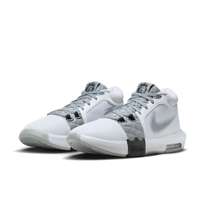 【NIKE】 ナイキ LEBRON WITNESS VIII EP レブロン ウィットネス VIII EP MFB2237 100WHITE/BLACK FB2237-100メンズモデル《商品説明》コートに足を踏み入れるときに思い描くのは、どんなパフォーマンス？ LeBron Witness 8を履いて喝采を浴び、自分の才能やポテンシャルに限界がないことを示そう。 ジャンプ時の安定性と着地時のクッション性を発揮する、洗練された大胆なデザインのシューズ。あなたやレブロン・ジェームズのような中心選手がコート上のあらゆるエリアで意のままに行う跳躍、停止、加速をサポートします。 XDRアウトソールが、屋外コートで優れたトラクションを発揮します。※シューズの製法上、接着剤の付着や縫製のズレ、歪みがある場合がございますが不良品ではございません。※商品外装箱（化粧箱）につきましては商品を保護する梱包材の為、擦過痕や細かい傷、破れ、へこみ等が入荷時から生じている場合がございます。上記のような商品につきましては商品本体の破損ではないことから通常販売とし、箱の痛みを理由とした交換・返品につきましては不良品対応の対象外とさせていただきます。ご購入後の初期不良については代替えの商品のご用意ができない場合、すべて返品での対応とさせていただきます。 サイズ目安はこちら 【サイズ目安】(個人差がございますので、あくまでも目安とお考え下さい。)このシューズの作りは標準です。素材=合成繊維・合成繊維 + 合成皮革 【ご購入前に必ずこちらをご確認ください。 】 [ABCMART][ABCmart][abcmart][ABCマート][abcマート][エービーシーマート][エービーシー][エービーシー マート]