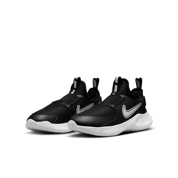 ジュニア 【NIKE】 ナイキ 20-25 FLEX RUNNER 3 (GS) フレックス ランナー 3 GS KFN1294 005BLACK/WHITE FN1294-005キッズモデル《商品説明》簡単に着脱できるランニングシューズ。 ナイキ フレックス ランナー 2は、体操のレッスンから近所を駆け回るときまで、一日中遊ぶのが大好きな子どものための一足です。 シューレースがないから、あっという間に着脱可能。 レースにも適しています。※シューズの製法上、接着剤の付着や縫製のズレ、歪みがある場合がございますが不良品ではございません。※商品外装箱（化粧箱）につきましては商品を保護する梱包材の為、擦過痕や細かい傷、破れ、へこみ等が入荷時から生じている場合がございます。上記のような商品につきましては商品本体の破損ではないことから通常販売とし、箱の痛みを理由とした交換・返品につきましては不良品対応の対象外とさせていただきます。ご購入後の初期不良については代替の商品のご用意ができない場合、すべて返品での対応とさせていただきます。 サイズ目安はこちら FN1294-005キッズモデル【サイズ目安】(個人差がございますので、あくまでも目安とお考え下さい。)このシューズの作りは標準です。素材=人工皮革（=合成皮革）・合成皮革+合成繊維 【ご購入前に必ずこちらをご確認ください。 】 [ABCMART][ABCmart][abcmart][ABCマート][abcマート][エービーシーマート][エービーシー][エービーシー マート]