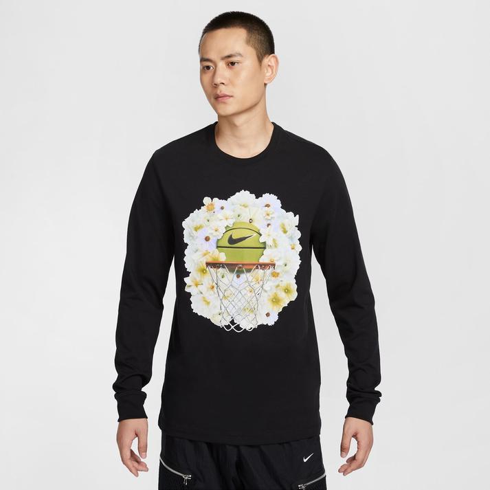 【NIKE】 ナイキ M TEE LS M90 OC 2 SP25 ロングスリーブ HJ3349 010BLK【ご注意】こちらの商品は弊社実店舗からも集約(入荷)するため、「靴箱の破損、色あせ、プライス貼付、剥がし跡」「靴箱内の包装用紙破れ、商品タグなどが無い状態」「履きジワやボンドの付着、若干のシミ、汚れ」が生じる場合がございます。また、正規の靴箱が著しく破損している状態時には代替の靴箱を使用する場合もございます。尚、弊社実店舗から集約しました商品は検品を行って販売可能な商品をご案内致しております。その為、商品の状態の指定はできませんので予めご了承下さい。※こちらの商品につきましては下記ご利用ガイドをご確認下さい。■ご利用ガイド HJ3349-010《商品説明》マックス90 ロングスリーブ バスケットボール Tシャツ袖丈がやや長めのドロップショルダースタイルが、胴からヒップにかけてゆったりフィット。リラックスしたカジュアルなテイストをプラスしています。適度なボリュームのコットン素材を使用した柔らかな肌触りで、わずかにドレープ感のあるデザイン。 サイズ目安はこちらNIKEメンズトップス(アジアンサイズ)目安素材=コットン（=綿）・本体:綿 100%上記サイズ表は各部位の目安寸法となります。製品の仕上がり寸法ではございません。こちらの商品は商品不良を除く返品・交換はお受け致しかねます。商品を入れる袋が破損していた場合、代用（他メーカーを含）の袋を使用する場合がございます。商品保護を主としたものですので、どうかご了承下さい。【ご購入前に必ずこちらをご確認ください。 】 [ABCMART][ABCmart][abcmart][ABCマート][abcマート][エービーシーマート][エービーシー][エービーシー マート]
