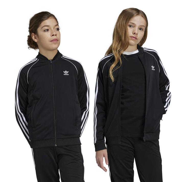 キッズ 【adidas】 アディダス K SST TRACK TOP アウター IX7628 BLACK【ご注意】こちらの商品は弊社実店舗からも集約(入荷)するため、「靴箱の破損、色あせ、プライス貼付、剥がし跡」「靴箱内の包装用紙破れ、商品タグなどが無い状態」「履きジワやボンドの付着、若干のシミ、汚れ」が生じる場合がございます。また、正規の靴箱が著しく破損している状態時には代替の靴箱を使用する場合もございます。尚、弊社実店舗から集約しました商品は検品を行って販売可能な商品をご案内致しております。その為、商品の状態の指定はできませんので予めご了承下さい。※こちらの商品につきましては下記ご利用ガイドをご確認下さい。■ご利用ガイド アディダスの豊かな歴史に対するトリビュートとして、アーカイブデザインのテイストをさりげなく感じさせるアイテムを現代のユーザーのためにつくり上げた、アディカラーコレクション。このアディカラー SST トラックトップは、まさに、その伝統を継承するデザイン。地色とくっきりとしたコントラストを成す白でスリーストライプスとトレフォイルロゴ、ボンバー襟とフルジップというディテールでまとめている。 サイズ目安はこちらサイズ目安はこちら130=胸囲:80cm うしろ着丈:49cm ラグラン袖丈:58cm 袖口幅:17cm140=胸囲:84cm うしろ着丈:53cm ラグラン袖丈:62cm 袖口幅:18cm150=胸囲:89cm うしろ着丈:57cm ラグラン袖丈:66cm 袖口幅:18cm上記サイズ表は各部位の目安寸法となります。製品の仕上がり寸法ではございません。タグ表記サイズとは異なりますのでご注意ください。こちらの商品は商品不良を除く返品・交換はお受け致しかねます。商品を入れる袋が破損していた場合、代用（他メーカーを含）の袋を使用する場合がございます。商品保護を主としたものですので、どうかご了承下さい。素材=ポリエステル・ポリエステル100%【ご購入前に必ずこちらをご確認ください。 】 [ABCMART][ABCmart][abcmart][ABCマート][abcマート][エービーシーマート][エービーシー][エービーシー マート]