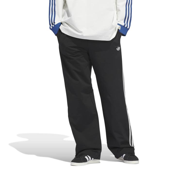 【adidas】 アディダス U SNAP PANTS(BB) ロングパンツ KA9351 BLACK【ご注意】こちらの商品は弊社実店舗からも集約(入荷)するため、「靴箱の破損、色あせ、プライス貼付、剥がし跡」「靴箱内の包装用紙破れ、商品タグなどが無い状態」「履きジワやボンドの付着、若干のシミ、汚れ」が生じる場合がございます。また、正規の靴箱が著しく破損している状態時には代替の靴箱を使用する場合もございます。尚、弊社実店舗から集約しました商品は検品を行って販売可能な商品をご案内致しております。その為、商品の状態の指定はできませんので予めご了承下さい。※こちらの商品につきましては下記ご利用ガイドをご確認下さい。■ご利用ガイド クラシックなアディダススタイルと日常の快適さを兼ね備えたオリジナルス バスケットボール スナップ パンツ。コート内外での生活に合わせてデザインされ、スポーツカルチャーに根ざしたのんびりとした雰囲気を演出。ゆったりとしたルーズフィットで動きやすく、柔らかいダブルニット生地は耐久性と肌触りの良さを兼ね備えている。汎用性を重視して作られているため、ピックアップゲームにもダウンタイムにも対応。スナップ留めが足元にあり、調節が簡単で、レトロなストリートウェアのエッジが効いている。このトラックボトムスは、普段着としても、ギアの上に重ね着するのにも広く使える。クラシックなアディダスのデザインと品質を称え、日常にスポーツの精神を取り入れている。 サイズ目安はこちらサイズ目安はこちらS=ウエスト:68.5cm 股下:73.4cmM=ウエスト:74.5cm 股下:73.4cmL=ウエスト:76cm 股下:73.5cmO(XL)=ウエスト:79cm 股下:73.6cmXO(XXL)=ウエスト:86cm 股下:73.7cm上記サイズ表は各部位の目安寸法となります。製品の仕上がり寸法ではございません。タグ表記サイズとは異なりますのでご注意ください。こちらの商品は商品不良を除く返品・交換はお受け致しかねます。商品を入れる袋が破損していた場合、代用（他メーカーを含）の袋を使用する場合がございます。商品保護を主としたものですので、どうかご了承下さい。素材=ポリエステル・ポリエステル100%【ご購入前に必ずこちらをご確認ください。 】 [ABCMART][ABCmart][abcmart][ABCマート][abcマート][エービーシーマート][エービーシー][エービーシー マート]