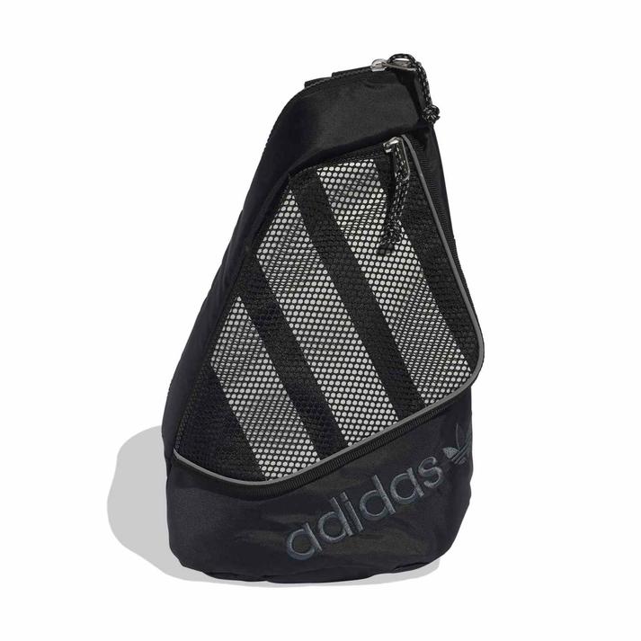 【adidas】 アディダス U SLING BAG バッグ KE0674 BLACK【ご注意】こちらの商品は弊社実店舗からも集約(入荷)するため、「靴箱の破損、色あせ、プライス貼付、剥がし跡」「靴箱内の包装用紙破れ、商品タグなどが無い状態」「履きジワやボンドの付着、若干のシミ、汚れ」が生じる場合がございます。また、正規の靴箱が著しく破損している状態時には代替の靴箱を使用する場合もございます。尚、弊社実店舗から集約しました商品は検品を行って販売可能な商品をご案内致しております。その為、商品の状態の指定はできませんので予めご了承下さい。※こちらの商品につきましては下記ご利用ガイドをご確認下さい。■ご利用ガイド アイコニックな90年代のスタイルをイメージしたスリングバッグ。このバッグは、街を散策する時も、友達とくつろいでいる時も、毎日の冒険のお供として実用的なお供になるようデザインされている。フロントパネルにはクラシックなスリーストライプスが大胆に描かれ、直線的なロゴが刺しゅうされており、アイコニックなアディダスの伝統とモダンなデザインがシームレスに融合している。耐久性に優れた手触りのウーブンファブリックで作られたこのバッグは、2つのジップポケットと面ファスナー式のクロージャーポケットで十分な収納力があり、必需品を手の届くところに置いておける。調節可能なパッド入りショルダーストラップは快適な着け心地で、一日中着用するのに最適。また、リフレクターパイピングが大胆でスポーティーなスタイルを演出する。アディダス オリジナルスのスピリットを取り入れ、機能性とファッション性を融合させたバッグ。 サイズ目安はこちらサイズ目安はこちら350 mm x 230 mm容量：5 L上記サイズ表は各部位の目安寸法となります。製品の仕上がり寸法ではございません。タグ表記サイズとは異なりますのでご注意ください。こちらの商品は商品不良を除く返品・交換はお受け致しかねます。商品を入れる袋が破損していた場合、代用（他メーカーを含）の袋を使用する場合がございます。商品保護を主としたものですので、どうかご了承下さい。素材=ポリエステル【ご購入前に必ずこちらをご確認ください。 】 [ABCMART][ABCmart][abcmart][ABCマート][abcマート][エービーシーマート][エービーシー][エービーシー マート]