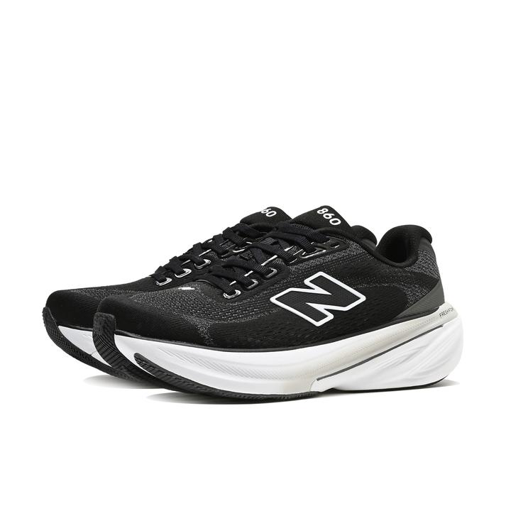 【NEW BALANCE】 ニューバランス W8604NE(D) フレッシュフォーム エックス 860 W8604NE BLACK/WHT(4NE)【ご注意】こちらの商品は弊社実店舗からも集約(入荷)するため、「靴箱の破損、色あせ、プライス貼付、剥がし跡」「靴箱内の包装用紙破れ、商品タグなどが無い状態」「履きジワやボンドの付着、若干のシミ、汚れ」が生じる場合がございます。また、正規の靴箱が著しく破損している状態時には代替の靴箱を使用する場合もございます。尚、弊社実店舗から集約しました商品は検品を行って販売可能な商品をご案内致しております。その為、商品の状態の指定はできませんので予めご了承下さい。※こちらの商品につきましては下記ご利用ガイドをご確認下さい。■ご利用ガイド 走行時の安定性に優れたスタビリティモデル「Fresh Foam X 860」がv15にアップデート。厚みを見直し、硬度の異なる2種類の素材を組み合わせた2層構造のミッドソールが、足の形状に沿う新形状のEVAボードと連動し、快適な走行をアシスト。カップ形状の踵部がブレの抑制とフィット感を提供し、接地面を改良したヒール構造が安定性と足抜けの良さを発揮。ランナーの足元を彩るコアカラーで展開。 サイズ目安はこちらサイズ規格＝D【サイズ目安】(個人差がございますので、あくまでも目安とお考え下さい。)このシューズの作りは小さめです。素材=合成繊維【ご購入前に必ずこちらをご確認ください。 】 [ABCMART][ABCmart][abcmart][ABCマート][abcマート][エービーシーマート][エービーシー][エービーシー マート]