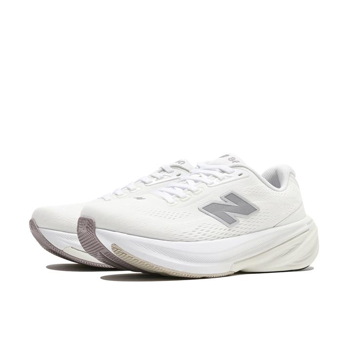 【NEW BALANCE】 ニューバランス W860 19F(D) フレッシュフォーム エックス 860 W860 19F WHT/BEIGE(19F)【ご注意】こちらの商品は弊社実店舗からも集約(入荷)するため、「靴箱の破損、色あせ、プライス貼付、剥がし跡」「靴箱内の包装用紙破れ、商品タグなどが無い状態」「履きジワやボンドの付着、若干のシミ、汚れ」が生じる場合がございます。また、正規の靴箱が著しく破損している状態時には代替の靴箱を使用する場合もございます。尚、弊社実店舗から集約しました商品は検品を行って販売可能な商品をご案内致しております。その為、商品の状態の指定はできませんので予めご了承下さい。※こちらの商品につきましては下記ご利用ガイドをご確認下さい。■ご利用ガイド 走行時の安定性に優れたスタビリティモデル「Fresh Foam X 860」がv15にアップデート。厚みを見直し、硬度の異なる2種類の素材を組み合わせた2層構造のミッドソールが、足の形状に沿う新形状のEVAボードと連動し、快適な走行をアシスト。カップ形状の踵部がブレの抑制とフィット感を提供し、接地面を改良したヒール構造が安定性と足抜けの良さを発揮。ランナーの足元を彩るシーズナルカラーで展開。 サイズ目安はこちらサイズ規格＝D【サイズ目安】(個人差がございますので、あくまでも目安とお考え下さい。)このシューズの作りは小さめです。素材=合成繊維【ご購入前に必ずこちらをご確認ください。 】 [ABCMART][ABCmart][abcmart][ABCマート][abcマート][エービーシーマート][エービーシー][エービーシー マート]