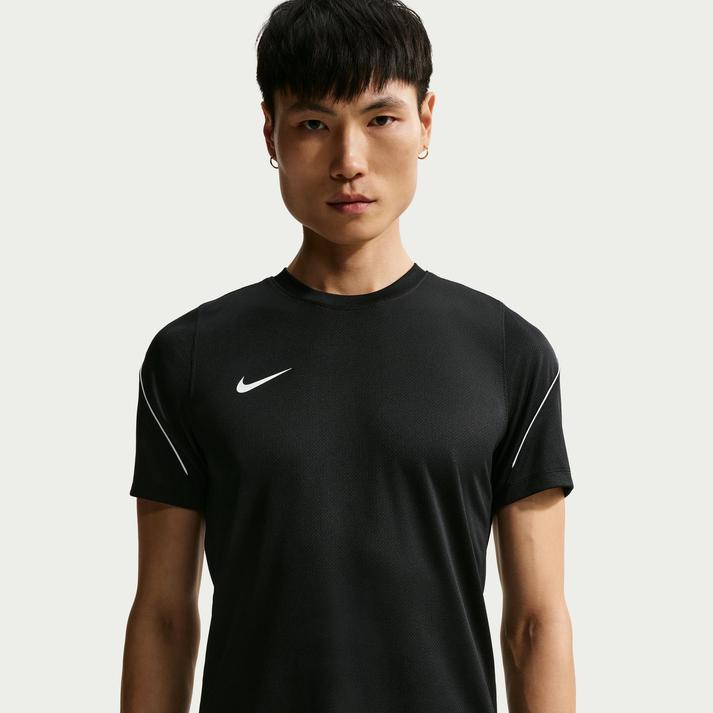 【NIKE】 ナイキ M DF STRK TOP SS ショートスリーブ IF1462 010BLACK/WHITE【ご注意】こちらの商品は弊社実店舗からも集約(入荷)するため、「靴箱の破損、色あせ、プライス貼付、剥がし跡」「靴箱内の包装用紙破れ、商品タグなどが無い状態」「履きジワやボンドの付着、若干のシミ、汚れ」が生じる場合がございます。また、正規の靴箱が著しく破損している状態時には代替の靴箱を使用する場合もございます。尚、弊社実店舗から集約しました商品は検品を行って販売可能な商品をご案内致しております。その為、商品の状態の指定はできませんので予めご了承下さい。※こちらの商品につきましては下記ご利用ガイドをご確認下さい。■ご利用ガイド IF1462-010《商品説明》プロが着用するウェアのレプリカデザインをあしらった、スリムフィットのトップス。速乾性に優れたDri-FITテクノロジーがフィールドでも涼しい状態をキープし、冷静なプレーをサポートします。Nike Dri-FITテクノロジーが、肌から汗を逃がしてすばやく蒸発させ、さらりと快適な状態をキープ。通気性に優れた軽量素材で涼しさが持続。肩とサイドパネルにテクスチャードメッシュを配し、通気性を強化。 サイズ目安はこちらNIKEメンズトップス(アジアンサイズ)目安素材=ポリエステル・本体:ポリエステル 100%上記サイズ表は各部位の目安寸法となります。製品の仕上がり寸法ではございません。こちらの商品は商品不良を除く返品・交換はお受け致しかねます。商品を入れる袋が破損していた場合、代用（他メーカーを含）の袋を使用する場合がございます。商品保護を主としたものですので、どうかご了承下さい。【ご購入前に必ずこちらをご確認ください。 】 [ABCMART][ABCmart][abcmart][ABCマート][abcマート][エービーシーマート][エービーシー][エービーシー マート]