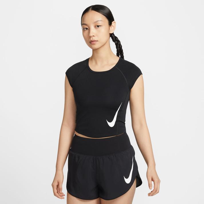 レディース 【NIKE】 ナイキ W TEMPO SWOOSH RUN DF SS ショートスリーブ II5520 010BLACK/WHITE【ご注意】こちらの商品は弊社実店舗からも集約(入荷)するため、「靴箱の破損、色あせ、プライス貼付、剥がし跡」「靴箱内の包装用紙破れ、商品タグなどが無い状態」「履きジワやボンドの付着、若干のシミ、汚れ」が生じる場合がございます。また、正規の靴箱が著しく破損している状態時には代替の靴箱を使用する場合もございます。尚、弊社実店舗から集約しました商品は検品を行って販売可能な商品をご案内致しております。その為、商品の状態の指定はできませんので予めご了承下さい。※こちらの商品につきましては下記ご利用ガイドをご確認下さい。■ご利用ガイド IM0632-010《商品説明》ナイキコート ウィメンズ DF ムーブ SL SWFT BTRFLYWomen’s Dri-FIT Sleeveless Running T-ShirtゆったりとしたノースリーブTシャツで、ランニングに変革を。速乾テクノロジーを取り入れた柔らかいコットンブレンド素材を使用。大胆なバタフライグラフィックには、日々の小さな選択がやがて大きな成果につながるという意味が込められています。Nike Dri-FITテクノロジーが、肌から汗を逃がしてすばやく蒸発。さらりと快適な状態をキープ。やや短めの丈で風通しの良い着心地。 サイズ目安はこちらNIKEウィメンズトップス(アジアンサイズ)目安素材=ポリエステル・本体:ポリエステル 100%【ご購入前に必ずこちらをご確認ください。 】 [ABCMART][ABCmart][abcmart][ABCマート][abcマート][エービーシーマート][エービーシー][エービーシー マート]