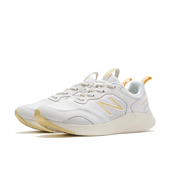 【NEW BALANCE】 ニューバランス W SMP 4VU(2E) WSMP WSMP 4VU SEA SALT(4VU)【ご注意】こちらの商品は弊社実店舗からも集約(入荷)するため、「靴箱の破損、色あせ、プライス貼付、剥がし跡」「靴箱内の包装用紙破れ、商品タグなどが無い状態」「履きジワやボンドの付着、若干のシミ、汚れ」が生じる場合がございます。また、正規の靴箱が著しく破損している状態時には代替の靴箱を使用する場合もございます。尚、弊社実店舗から集約しました商品は検品を行って販売可能な商品をご案内致しております。その為、商品の状態の指定はできませんので予めご了承下さい。※こちらの商品につきましては下記ご利用ガイドをご確認下さい。■ご利用ガイド 近場の散歩やお出かけに最適なウィメンズ専用のウォーキングモデル「DynaSoft NB Sampher v2」に、シーズナルカラーが登場。DynaSoft搭載のソールが弾むような履き心地を提供し、中足部の接地面積を増やすことで歩行時の安定性をアップ。脱ぎ履きしやすいスリッポン構造のアッパーと、ゴムシューレースの結ばない靴紐スタイル、ワイドウイズがウォーキングから普段履きまで幅広くカバー。- サイズ目安はこちらサイズ規格＝2E【サイズ目安】(個人差がございますので、あくまでも目安とお考え下さい。)このシューズの作りは標準です。素材=人工皮革（=合成皮革）・合成繊維【ご購入前に必ずこちらをご確認ください。 】 [ABCMART][ABCmart][abcmart][ABCマート][abcマート][エービーシーマート][エービーシー][エービーシー マート]