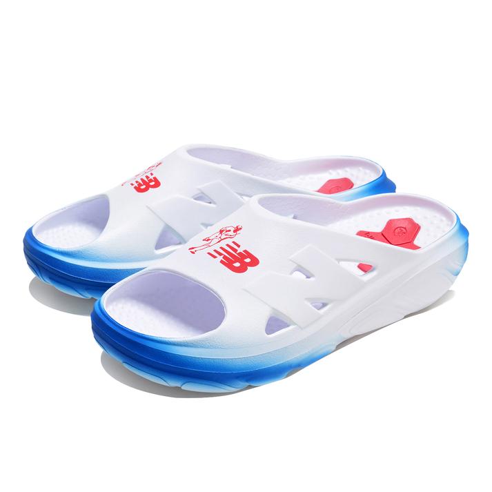 【NEW BALANCE】 ニューバランス MCVRY 41O(D) フレッシュフォーム リカバリー スライド MCVRY 41O WHITE/BLUE(41O)【ご注意】こちらの商品は弊社実店舗からも集約(入荷)するため、「靴箱の破損、色あせ、プライス貼付、剥がし跡」「靴箱内の包装用紙破れ、商品タグなどが無い状態」「履きジワやボンドの付着、若干のシミ、汚れ」が生じる場合がございます。また、正規の靴箱が著しく破損している状態時には代替の靴箱を使用する場合もございます。尚、弊社実店舗から集約しました商品は検品を行って販売可能な商品をご案内致しております。その為、商品の状態の指定はできませんので予めご了承下さい。※こちらの商品につきましては下記ご利用ガイドをご確認下さい。■ご利用ガイド 大谷翔平シグネチャーモデル。足をリラックスさせるためのフットウェア「RCVRY」のサンダルモデル「RCVRY SLIDE」にシーズナルカラーが登場。やわらかいEVA素材で本体すべてを構成し、もっとも体重がかかるかかと部にFRESH FOAMを加えることで、非常にソフトな足あたりの良さと、一段上のクッション性を実現。速乾性もよく水洗いによるお手入れも簡単。スポーツ後のリラックスから普段履きまで幅広いシーンで活躍。0 サイズ目安はこちらサイズ規格＝D【サイズ目安】(個人差がございますので、あくまでも目安とお考え下さい。)このシューズの作りは小さめです。素材=合成樹脂【ご購入前に必ずこちらをご確認ください。 】 [ABCMART][ABCmart][abcmart][ABCマート][abcマート][エービーシーマート][エービーシー][エービーシー マート]
