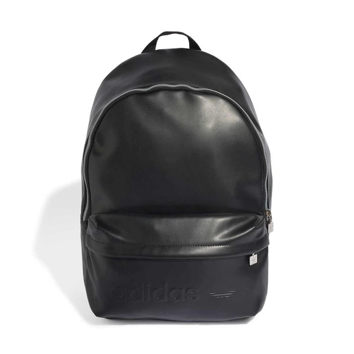 【adidas】 アディダス U PU BACKPACK バッグ KS4133 BLACK【ご注意】こちらの商品は弊社実店舗からも集約(入荷)するため、「靴箱の破損、色あせ、プライス貼付、剥がし跡」「靴箱内の包装用紙破れ、商品タグなどが無い状態」「履きジワやボンドの付着、若干のシミ、汚れ」が生じる場合がございます。また、正規の靴箱が著しく破損している状態時には代替の靴箱を使用する場合もございます。尚、弊社実店舗から集約しました商品は検品を行って販売可能な商品をご案内致しております。その為、商品の状態の指定はできませんので予めご了承下さい。※こちらの商品につきましては下記ご利用ガイドをご確認下さい。■ご利用ガイド アディダスのバックパックは、エレガントなデザインと日常の実用性を兼ね備えている。控えめでスポーティーなデザインを冒険のお供に。ジムに行くときも、仕事に行くときも、街を散策するときも、持ち運びやさを重視したアイテム。長さを調整できるショルダーストラップでフィット感を調整でき、必需品を快適に持ち運べる。上部にキャリーハンドルを備えているので汎用性が高く、さっとつかんで持ち運びやすい。スタイリッシュなジップクロージャーなのでギアをしまっておくのに役立ち、広々とした内部は必需品を収納するのに十分な余裕がある。滑らかな質感が、日常の装いに控えめなエレガンスとタイムレスなスタイルをプラス。ジップ付きのフロントポケットは、小物にぴったりの収納力を備えている。実用性と大胆で楽観的な精神を融合させた、流行に左右されないアディダスのアクセサリー。さりげない見た目と信頼できる機能性を兼ね備えた、頼りになる相棒として、行動をスタイリッシュにサポートしてくれること間違いなし。 サイズ目安はこちらサイズ目安はこちら44 cm x 30 cm容量：24 L上記サイズ表は各部位の目安寸法となります。製品の仕上がり寸法ではございません。タグ表記サイズとは異なりますのでご注意ください。こちらの商品は商品不良を除く返品・交換はお受け致しかねます。商品を入れる袋が破損していた場合、代用（他メーカーを含）の袋を使用する場合がございます。商品保護を主としたものですので、どうかご了承下さい。素材=ポリウレタン・ポリウレタン100%【ご購入前に必ずこちらをご確認ください。 】 [ABCMART][ABCmart][abcmart][ABCマート][abcマート][エービーシーマート][エービーシー][エービーシー マート]