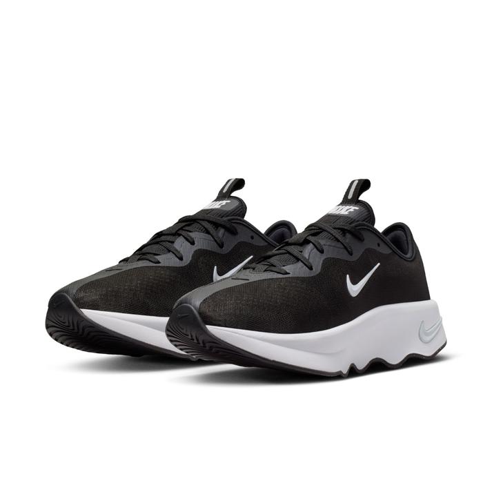 【NIKE】 ナイキ W MOTIVA 2 ウィメンズ モティバ 2 WII7278 001BLACK/WHITE【ご注意】こちらの商品は弊社実店舗からも集約(入荷)するため、「靴箱の破損、色あせ、プライス貼付、剥がし跡」「靴箱内の包装用紙破れ、商品タグなどが無い状態」「履きジワやボンドの付着、若干のシミ、汚れ」が生じる場合がございます。また、正規の靴箱が著しく破損している状態時には代替の靴箱を使用する場合もございます。尚、弊社実店舗から集約しました商品は検品を行って販売可能な商品をご案内致しております。その為、商品の状態の指定はできませんので予めご了承下さい。※こちらの商品につきましては下記ご利用ガイドをご確認下さい。■ご利用ガイド II7278-001ウィメンズモデル毎日のウォーキング用に作られたモティバが、より軽く、より洗練されたデザインで復活。雲のようなミッドソールフォームがオリジナルモデルと同じ足裏の感触を提供し、上部のメッシュ層が歩くたびに通気性を確保します。アウトソールの凸凹は、スタイルのためだけではありません。革新的なComfortgrooveを採用。歩くたびにフォームが圧縮され、衝撃を吸収し、必要なクッション性を提供します。大胆なロッキングチェア構造のアウトソールで前進をサポート。滑らかなストライドを追求しています。アウトソールに使用するラバーの量を減らすことで、シューズの軽量化を図り、踏み出す際の動きやすさを向上させました。メッシュ層のアッパーで通気性を強化前足部、アーチ、トゥボックスにゆとりを持たせ、快適なフィット感を実現※商品外装箱（化粧箱）につきましては商品を保護する梱包材の為、擦過痕や細かい傷、破れ、へこみ等が入荷時から生じている場合がございます。上記のような商品につきましては商品本体の破損ではないことから通常販売とし、箱の痛みを理由とした交換・返品につきましては不良品対応の対象外とさせていただきます。ご購入後の初期不良については代替の商品のご用意ができない場合、すべて返品での対応とさせていただきます。 サイズ目安はこちら【サイズ目安】(個人差がございますので、あくまでも目安とお考え下さい。)このシューズの作りは小さめです。素材=合成繊維・合成繊維+合成樹脂【ご購入前に必ずこちらをご確認ください。 】 [ABCMART][ABCmart][abcmart][ABCマート][abcマート][エービーシーマート][エービーシー][エービーシー マート]