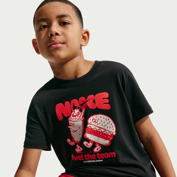 キッズ 【NIKE】 ナイキ K TEE FEEL THE TEAM ショートスリーブ IO2000 010BLACK【ご注意】こちらの商品は弊社実店舗からも集約(入荷)するため、「靴箱の破損、色あせ、プライス貼付、剥がし跡」「靴箱内の包装用紙破れ、商品タグなどが無い状態」「履きジワやボンドの付着、若干のシミ、汚れ」が生じる場合がございます。また、正規の靴箱が著しく破損している状態時には代替の靴箱を使用する場合もございます。尚、弊社実店舗から集約しました商品は検品を行って販売可能な商品をご案内致しております。その為、商品の状態の指定はできませんので予めご了承下さい。※こちらの商品につきましては下記ご利用ガイドをご確認下さい。■ご利用ガイド IO2000-010《商品説明》柔らかな軽量コットン素材は、普段着に最適。 サイズ目安はこちらNIKE(ボーイズとジュニアのユニセックス)目安素材=コットン（=綿）・本体:綿 100%上記サイズ表は各部位の目安寸法となります。製品の仕上がり寸法ではございません。こちらの商品は商品不良を除く返品・交換はお受け致しかねます。商品を入れる袋が破損していた場合、代用（他メーカーを含）の袋を使用する場合がございます。商品保護を主としたものですので、どうかご了承下さい。【ご購入前に必ずこちらをご確認ください。 】 [ABCMART][ABCmart][abcmart][ABCマート][abcマート][エービーシーマート][エービーシー][エービーシー マート]