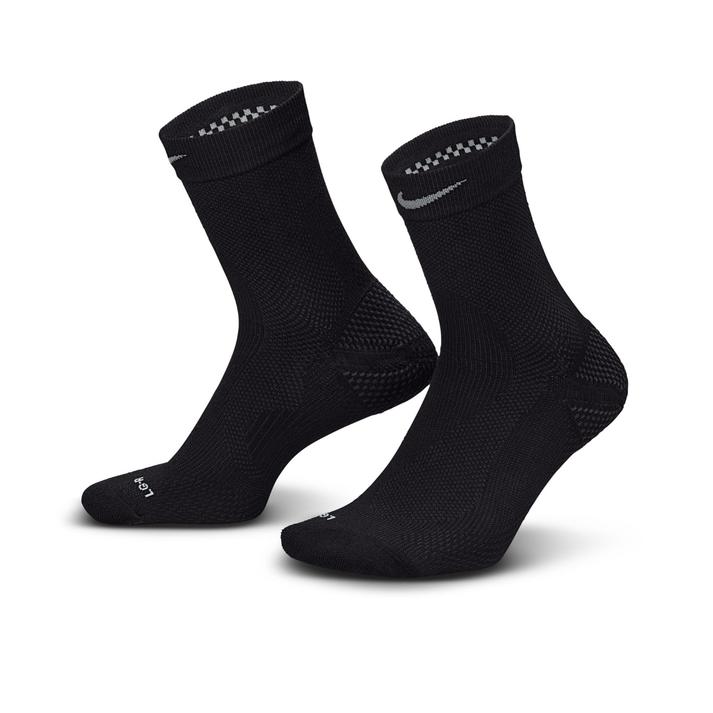 【NIKE】 ナイキ U LTWT RUN MCRW 1PR - 200 ソックス IB6114 010BLACK/SMKGRY【ご注意】こちらの商品は弊社実店舗からも集約(入荷)するため、「靴箱の破損、色あせ、プライス貼付、剥がし跡」「靴箱内の包装用紙破れ、商品タグなどが無い状態」「履きジワやボンドの付着、若干のシミ、汚れ」が生じる場合がございます。また、正規の靴箱が著しく破損している状態時には代替の靴箱を使用する場合もございます。尚、弊社実店舗から集約しました商品は検品を行って販売可能な商品をご案内致しております。その為、商品の状態の指定はできませんので予めご了承下さい。※こちらの商品につきましては下記ご利用ガイドをご確認下さい。■ご利用ガイド IB6114-010《商品説明》Nikeの最新のランニングソックスが登場。ぴったりとしたフィット感を追求したデザイン。速乾性を高める高度なテクノロジーを取り入れ、クッション性とサポート性を計算されたエリアに配置しました。そのため、フィット感を気にすることなく、ランニングに集中できます。さらに、内側に糸の端が出ていないため、気を散らさずに走ることができます。Nike Dri-FIT ADVが、進化した冷却効果と通気ゾーンにより速乾テクノロジーをレベルアップ。さらりと快適な状態をキープします。非対称の土踏まずのサポートが、足を包み込んで適度にフィット。サーキュラースプリットヒールで、しっかりとしたフィット感を実現しました。ゾーンマッピングにより、アキレス腱やシューレースの下など摩擦が生じやすい部分の快適さを確保。かかととつま先のマイクロクッショニングで、快適さをさらに高めました。新しい「マイクロ クルー」の丈は、従来の足首丈を少しだけ長めにしたスタイル。 サイズ目安はこちら素材=ナイロン・本体:ナイロン 52% ポリエステル 44% ポリウレタン 4%【ご購入前に必ずこちらをご確認ください。 】 [ABCMART][ABCmart][abcmart][ABCマート][abcマート][エービーシーマート][エービーシー][エービーシー マート]