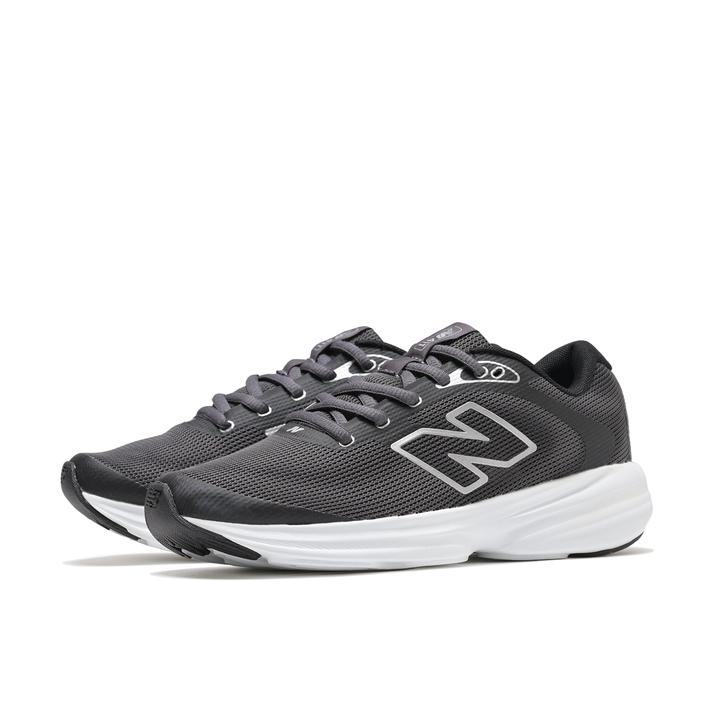 【NEW BALANCE】 ニューバランス W411 5L8(D) W411 W411 5L8 BLACK(5L8)【ご注意】こちらの商品は弊社実店舗からも集約(入荷)するため、「靴箱の破損、色あせ、プライス貼付、剥がし跡」「靴箱内の包装用紙破れ、商品タグなどが無い状態」「履きジワやボンドの付着、若干のシミ、汚れ」が生じる場合がございます。また、正規の靴箱が著しく破損している状態時には代替の靴箱を使用する場合もございます。尚、弊社実店舗から集約しました商品は検品を行って販売可能な商品をご案内致しております。その為、商品の状態の指定はできませんので予めご了承下さい。※こちらの商品につきましては下記ご利用ガイドをご確認下さい。■ご利用ガイド ジョギング、ウォーキング、ジム、普段履きとマルチなシーンで活躍する「411」がv4にアップデート。ホールドしながらゆとりも持たせたラスト形状に、フィット感を改良した履き口が一日中快適な履き心地を提供。軽量性を保ちながら摩耗部分をカバーするラバーアウトソール。パフォーマンスモデルのデザインランゲージに合わせたNロゴとソールパターン。デザイン性と軽量性を兼ね備えた、価格以上の価値を提供する一足。- サイズ目安はこちらサイズ規格＝D【サイズ目安】(個人差がございますので、あくまでも目安とお考え下さい。)このシューズの作りは小さめです。素材=合成繊維【ご購入前に必ずこちらをご確認ください。 】 [ABCMART][ABCmart][abcmart][ABCマート][abcマート][エービーシーマート][エービーシー][エービーシー マート]
