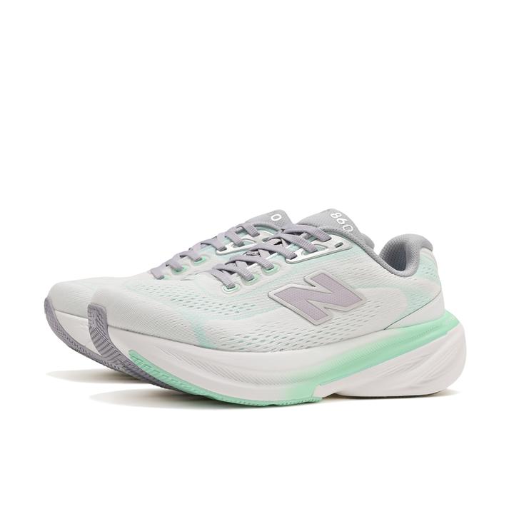 【NEW BALANCE】 ニューバランス W860 6M1(D) W860 W860 6M1 WHITE/GRN(6M1)【ご注意】こちらの商品は弊社実店舗からも集約(入荷)するため、「靴箱の破損、色あせ、プライス貼付、剥がし跡」「靴箱内の包装用紙破れ、商品タグなどが無い状態」「履きジワやボンドの付着、若干のシミ、汚れ」が生じる場合がございます。また、正規の靴箱が著しく破損している状態時には代替の靴箱を使用する場合もございます。尚、弊社実店舗から集約しました商品は検品を行って販売可能な商品をご案内致しております。その為、商品の状態の指定はできませんので予めご了承下さい。※こちらの商品につきましては下記ご利用ガイドをご確認下さい。■ご利用ガイド 走行時の安定性に優れたスタビリティモデル「Fresh Foam X 860 v15」に、シーズナルカラーが登場。厚みを見直し、硬度の異なる2種類の素材を組み合わせた2層構造のミッドソールが、足の形状に沿う新形状のEVAボードと連動し、快適な走行をアシスト。カップ形状の踵部がブレの抑制とフィット感を提供し、接地面を改良したヒール構造が安定性と足抜けの良さを発揮。- サイズ目安はこちらサイズ規格＝D【サイズ目安】(個人差がございますので、あくまでも目安とお考え下さい。)このシューズの作りは小さめです。素材=合成繊維【ご購入前に必ずこちらをご確認ください。 】 [ABCMART][ABCmart][abcmart][ABCマート][abcマート][エービーシーマート][エービーシー][エービーシー マート]