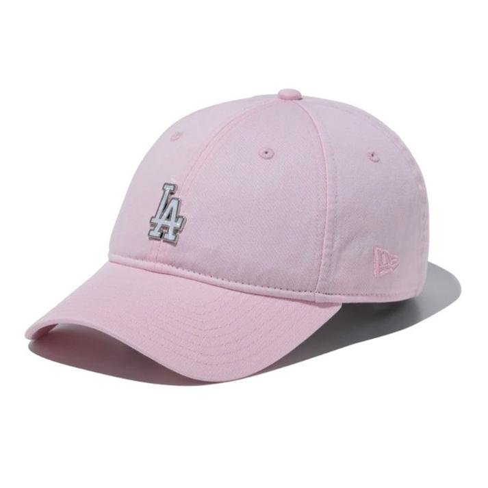 【NEW ERA】 ニューエラ 940UNST MOTIF LOSDOD PNK キャップ 15206575 PNK【ご注意】こちらの商品は弊社実店舗からも集約(入荷)するため、「靴箱の破損、色あせ、プライス貼付、剥がし跡」「靴箱内の包装用紙破れ、商品タグなどが無い状態」「履きジワやボンドの付着、若干のシミ、汚れ」が生じる場合がございます。また、正規の靴箱が著しく破損している状態時には代替の靴箱を使用する場合もございます。尚、弊社実店舗から集約しました商品は検品を行って販売可能な商品をご案内致しております。その為、商品の状態の指定はできませんので予めご了承下さい。※こちらの商品につきましては下記ご利用ガイドをご確認下さい。■ご利用ガイド シェルモチーフのメタルバッジを配したコレクション。落ち着いたカラーリングで仕上げたモデル。シルエットはクラシックなシルエットの9FORTY。フロントパネル内側の芯を取り除いたソフトバックラム仕様。柔らかい被り心地です。バイザー（つば）はあらかじめ着用しやすい状態にカーブしています。リアのストラップで頭回り約56.8cmから60.6cmまでサイズ調整が可能です。 サイズ目安はこちら頭回り（約56.8〜60.6cm）素材=ポリエステル上記サイズ表は各部位の目安寸法となります。製品の仕上がり寸法ではございません。こちらの商品は商品不良を除く返品・交換はお受け致しかねます。商品を入れる袋が破損していた場合、代用（他メーカーを含）の袋を使用する場合がございます。商品保護を主としたものですので、どうかご了承下さい。【ご購入前に必ずこちらをご確認ください。 】 [ABCMART][ABCmart][abcmart][ABCマート][abcマート][エービーシーマート][エービーシー][エービーシー マート]