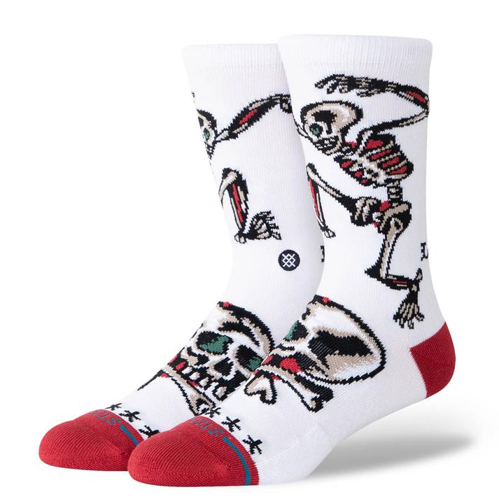 【STANCE SOCKS】 スタンス ソックス SKELETON CREW ソックス A555C26SKE#WHT WHITE【ご注意】こちらの商品は弊社実店舗からも集約(入荷)するため、「靴箱の破損、色あせ、プライス貼付、剥がし跡」「靴箱内の包装用紙破れ、商品タグなどが無い状態」「履きジワやボンドの付着、若干のシミ、汚れ」が生じる場合がございます。また、正規の靴箱が著しく破損している状態時には代替の靴箱を使用する場合もございます。尚、弊社実店舗から集約しました商品は検品を行って販売可能な商品をご案内致しております。その為、商品の状態の指定はできませんので予めご了承下さい。※こちらの商品につきましては下記ご利用ガイドをご確認下さい。■ご利用ガイド ●バート・クラック（Bert Krak）コラボモデルニューヨークの伝説的タトゥーアーティスト「バート・クラック（Bert Krak）」とのコラボモデル。彼の代名詞であるクラシックなアメリカントラディショナルスタイルのタトゥーアートを落とし込んだ一足。どこかユーモラスに踊るスケルトンと、甲部分のスカルグラフィックが絶妙に融合し、足元へエッジの効いたタトゥーカルチャーのアクセントを添えてくれます。伸縮性のあるリブがふくらはぎを包み込み、きつ過ぎずゆるくない極上のフィット感を生み出します。トラブルの多いつま先やかかと部分はクッション性もあるパイル仕様で仕上げ、優れた吸湿性を実現。細部にまでこだわったスタンスらしい快適な履き心地に仕上げました。 サイズ目安はこちら【サイズ目安】 Lサイズ＝25.5cm〜29cm素材=コットン（=綿）上記サイズ表は各部位の目安寸法となります。製品の仕上がり寸法ではございません。こちらの商品は商品不良を除く返品・交換はお受け致しかねます。商品を入れる袋が破損していた場合、代用（他メーカーを含）の袋を使用する場合がございます。商品保護を主としたものですので、どうかご了承下さい。【ご購入前に必ずこちらをご確認ください。 】 [ABCMART][ABCmart][abcmart][ABCマート][abcマート][エービーシーマート][エービーシー][エービーシー マート]