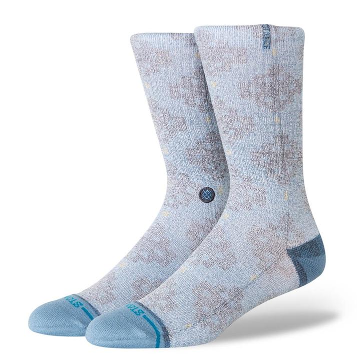 【STANCE SOCKS】 スタンス ソックス ALHAMBRA CREW ソックス A556C26ALH#BLU BLUE【ご注意】こちらの商品は弊社実店舗からも集約(入荷)するため、「靴箱の破損、色あせ、プライス貼付、剥がし跡」「靴箱内の包装用紙破れ、商品タグなどが無い状態」「履きジワやボンドの付着、若干のシミ、汚れ」が生じる場合がございます。また、正規の靴箱が著しく破損している状態時には代替の靴箱を使用する場合もございます。尚、弊社実店舗から集約しました商品は検品を行って販売可能な商品をご案内致しております。その為、商品の状態の指定はできませんので予めご了承下さい。※こちらの商品につきましては下記ご利用ガイドをご確認下さい。■ご利用ガイド アルハンブラ宮殿を飾る幾何学タイル模様を美しいカラーパレットで表現。淡いカラーリングが、どんなスタイルにも取り入れやすい一足。バターブレンドは、極上の”バターのような”やわらかさ。最上級コットン”ピマコットン”と再生繊維テンセルを、スタンス独自の比率でブレンドし、極上の柔らかさと肌触りの良さを実現しました。さらに、天然の吸湿速乾性・防臭・体温調節機能も兼ね備えています。また、シームレスなつま先やトラブルの多いかかとを優しく包み込む立体設計など、きつ過ぎずゆるくない極上のフィット感を体感いただけます。 サイズ目安はこちら【サイズ目安】 Lサイズ＝25.5cm〜29cm素材=ポリエステル上記サイズ表は各部位の目安寸法となります。製品の仕上がり寸法ではございません。こちらの商品は商品不良を除く返品・交換はお受け致しかねます。商品を入れる袋が破損していた場合、代用（他メーカーを含）の袋を使用する場合がございます。商品保護を主としたものですので、どうかご了承下さい。【ご購入前に必ずこちらをご確認ください。 】 [ABCMART][ABCmart][abcmart][ABCマート][abcマート][エービーシーマート][エービーシー][エービーシー マート]