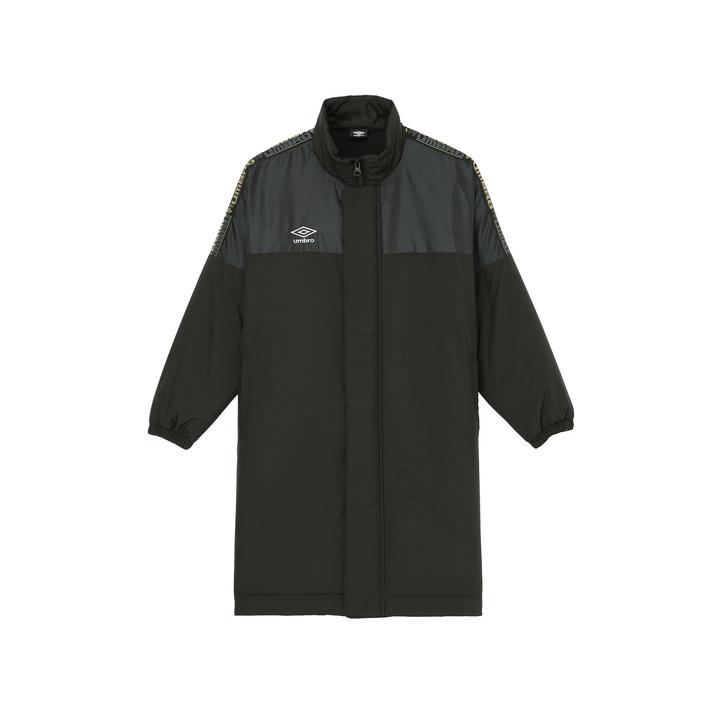 【UMBRO ウェア】 アンブロ ジュニア アラエル コート ジュニアアラエルコート UF6FWB34J BK00【ご注意】こちらの商品は弊社実店舗からも集約(入荷)するため、「靴箱の破損、色あせ、プライス貼付、剥がし跡」「靴箱内の包装用紙破れ、商品タグなどが無い状態」「履きジワやボンドの付着、若干のシミ、汚れ」が生じる場合がございます。また、正規の靴箱が著しく破損している状態時には代替の靴箱を使用する場合もございます。尚、弊社実店舗から集約しました商品は検品を行って販売可能な商品をご案内致しております。その為、商品の状態の指定はできませんので予めご了承下さい。※こちらの商品につきましては下記ご利用ガイドをご確認下さい。■ご利用ガイド 毎日をアクティブに。汚れても洗える、暖かなハーフコート。●特徴・デザインポイント・アンブロ創業の地”マンチェスター”をテーマにしたスタイリッシュなデザインのジュニア用コート。・外遊びやスポーツで汚れても、自宅の洗濯機で手軽に洗える仕様のため、保護者も安心。・中綿入りのハーフ丈設計で、通学からサッカーの移動時まで幅広く活躍する一着。・キッズデザイン賞を受賞しており、お子様の使いやすさと安全面に配慮された仕上がり。●素材・冷たい風を遮る防風素材と、暖かさを逃さない中綿素材を採用。・表地には急な小雨にも対応できるはっ水加工を施し、冬の屋外でも快適な着心地をキープ。●機能詳細・【洗濯機洗い可】汚れても自宅で簡単にケアができるため、毎日清潔に着用可能。・【防風】冷たい外気の侵入を防ぎ、体温の低下を抑えて暖かさを維持する機能。・【はっ水】水滴を弾き、ウェアが重くなるのを防ぐため、急な天候の変化にも対応。・【保温】衣服内を暖かく保ち、寒い日の屋外活動をサポートする機能。 サイズ目安はこちら【サイズ目安】(個人差がございますので、あくまでも目安とお考え下さい。)このシューズの作りは標準です。素材=ポリエステル・表地ポリエステル100%裏地ポリエステル100%中わたポリエステル100%上記サイズ表は各部位の目安寸法となります。製品の仕上がり寸法ではございません。こちらの商品は商品不良を除く返品・交換はお受け致しかねます。商品を入れる袋が破損していた場合、代用（他メーカーを含）の袋を使用する場合がございます。商品保護を主としたものですので、どうかご了承下さい。【ご購入前に必ずこちらをご確認ください。 】 [ABCMART][ABCmart][abcmart][ABCマート][abcマート][エービーシーマート][エービーシー][エービーシー マート]