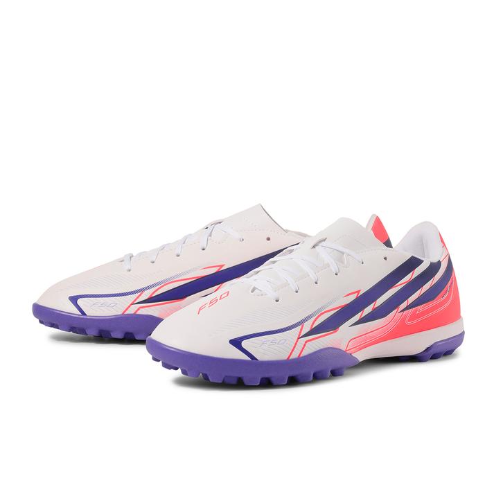 【ADIDAS】 アディダス F50 HYPERFAST CLUB TF F50 ハイパーファースト クラブ TF KJ3409 FTWR/SOLA/SOLA【ご注意】こちらの商品は弊社実店舗からも集約(入荷)するため、「靴箱の破損、色あせ、プライス貼付、剥がし跡」「靴箱内の包装用紙破れ、商品タグなどが無い状態」「履きジワやボンドの付着、若干のシミ、汚れ」が生じる場合がございます。また、正規の靴箱が著しく破損している状態時には代替の靴箱を使用する場合もございます。尚、弊社実店舗から集約しました商品は検品を行って販売可能な商品をご案内致しております。その為、商品の状態の指定はできませんので予めご了承下さい。※こちらの商品につきましては下記ご利用ガイドをご確認下さい。■ご利用ガイド スピード展開のゲームでこそ真価を発揮するプレーヤーのために設計され、人工芝ピッチでの俊敏かつ自信に満ちたプレーを後押しする一足。スピードを重視した合成素材のアッパーは、デボス加工のテクスチャーを施し、鋭いボールコントロールと素早いフットワークのための繊細なタッチをもたらす。内部の軽量なフローティングシュータンが快適でブレないフィット感を生み出し、ゲームへの集中力を高める。ターフピッチに特化して開発されたラバーアウトソールが、ショートパイルの人工芝で安定したグリップとコントロールを発揮する。シューレースを調整することで、足をしっかりとホールドするフィット感を得られる。両サイドに配されたアイコニックなスリーストライプスが、アディダスのパフォーマンスヘリテージと挑戦的でポジティブなマインドを体現する。 サイズ目安はこちら【サイズ目安】(個人差がございますので、あくまでも目安とお考え下さい。)このシューズの作りは標準です。素材=人工皮革（=合成皮革）【ご購入前に必ずこちらをご確認ください。 】 [ABCMART][ABCmart][abcmart][ABCマート][abcマート][エービーシーマート][エービーシー][エービーシー マート]