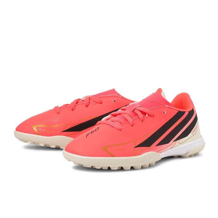 キッズ 【ADIDAS】 アディダス 21-245 F50 HYPERFAST CLUB TF J F50 ハイパーファースト クラブ TF KK1366 SOLA/CORE/GOLD【ご注意】こちらの商品は弊社実店舗からも集約(入荷)するため、「靴箱の破損、色あせ、プライス貼付、剥がし跡」「靴箱内の包装用紙破れ、商品タグなどが無い状態」「履きジワやボンドの付着、若干のシミ、汚れ」が生じる場合がございます。また、正規の靴箱が著しく破損している状態時には代替の靴箱を使用する場合もございます。尚、弊社実店舗から集約しました商品は検品を行って販売可能な商品をご案内致しております。その為、商品の状態の指定はできませんので予めご了承下さい。※こちらの商品につきましては下記ご利用ガイドをご確認下さい。■ご利用ガイド スピード重視のアッパーは、正確なタッチを実現するデボス加工のテクスチャーを備えており、幼いプレーヤーがコントロールを保つのを助けてくれる。軽量のフローティングシュータンは快適で足入れしやすく、シューレースシステムはしっかりとしたフィット感を提供し、子どもたちが自信を持ってプレーできるように。足元の頑丈なラバーアウトソールはターフピッチ用に特別に開発されたもので、ショートブレードの合成サーフェスでの動きに確実なグリップ力と安定性をもたらす。アイコニックなスリーストライプスはアディダスのパフォーマンスをアピール。軽量な作りなので子どもたちは自由に動ける。このシューズは、キック、パス、スプリントにアディダスの革新をもたらし、幼いアスリートにとってサッカーを楽しく身近なものにしてくれる。 サイズ目安はこちら【サイズ目安】(個人差がございますので、あくまでも目安とお考え下さい。)このシューズの作りは標準です。素材=人工皮革（=合成皮革）【ご購入前に必ずこちらをご確認ください。 】 [ABCMART][ABCmart][abcmart][ABCマート][abcマート][エービーシーマート][エービーシー][エービーシー マート]