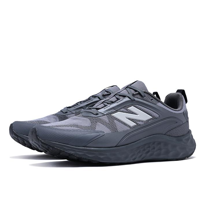 【NEW BALANCE】 ニューバランス M ARIS 3OK(2E) フレッシュフォーム アリシ ユーティリティ MARIS 3OK GRAY(3OK)【ご注意】こちらの商品は弊社実店舗からも集約(入荷)するため、「靴箱の破損、色あせ、プライス貼付、剥がし跡」「靴箱内の包装用紙破れ、商品タグなどが無い状態」「履きジワやボンドの付着、若干のシミ、汚れ」が生じる場合がございます。また、正規の靴箱が著しく破損している状態時には代替の靴箱を使用する場合もございます。尚、弊社実店舗から集約しました商品は検品を行って販売可能な商品をご案内致しております。その為、商品の状態の指定はできませんので予めご了承下さい。※こちらの商品につきましては下記ご利用ガイドをご確認下さい。■ご利用ガイド スポーツからカジュアルまで多彩なシーンで活躍する「Fresh Foam Arishi v4」に、スポーツモデル「Fresh Foam Arishi v4 Utility」が新登場。ノーソーアッパーと同色圧着メッシュが通気性とホールド感を高め、優れたクッション性のFRESH FOAMミッドソールがソフトで安定感のある乗り心地を提供。ラバーアウトソールがグリップ力と耐久性を両立する万能シューズ。- サイズ目安はこちらサイズ規格＝2E【サイズ目安】(個人差がございますので、あくまでも目安とお考え下さい。)このシューズの作りは標準です。素材=合成繊維・合成樹脂【ご購入前に必ずこちらをご確認ください。 】 [ABCMART][ABCmart][abcmart][ABCマート][abcマート][エービーシーマート][エービーシー][エービーシー マート]