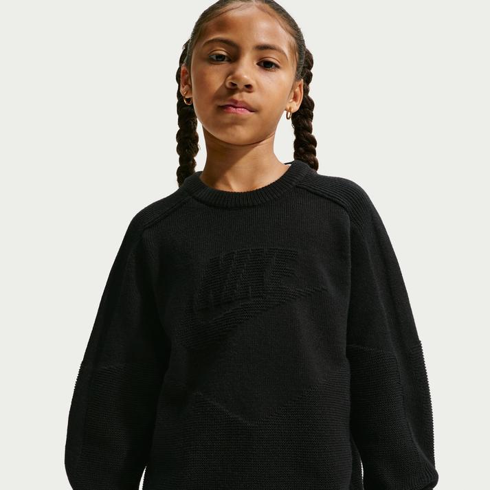 キッズ 【NIKE】 ナイキ K CLN CREW SWEATER ロングスリーブ IO1703 010BLACK【ご注意】こちらの商品は弊社実店舗からも集約(入荷)するため、「靴箱の破損、色あせ、プライス貼付、剥がし跡」「靴箱内の包装用紙破れ、商品タグなどが無い状態」「履きジワやボンドの付着、若干のシミ、汚れ」が生じる場合がございます。また、正規の靴箱が著しく破損している状態時には代替の靴箱を使用する場合もございます。尚、弊社実店舗から集約しました商品は検品を行って販売可能な商品をご案内致しております。その為、商品の状態の指定はできませんので予めご了承下さい。※こちらの商品につきましては下記ご利用ガイドをご確認下さい。■ご利用ガイド IO1703-010もう一枚レイヤーが必要なときにぴったりの、Nikeスポーツウェアセーター。かさばることなく快適に着られる一枚。ルーズフィットのデザインで、リラックスしたコーディネートも決まります。適度な伸縮性を備えた快適な着心地で、さっと羽織れる重ね着に最適な一枚。リブ仕様の袖口と裾が暖かさを閉じ込めます。 サイズ目安はこちらサイズ目安はこちらNIKE(ボーイズとジュニアのユニセックス)目安素材=ポリエステル・本体:ポリエステル 98% ポリウレタン 1% ナイロン 1%上記サイズ表は各部位の目安寸法となります。製品の仕上がり寸法ではございません。こちらの商品は商品不良を除く返品・交換はお受け致しかねます。商品を入れる袋が破損していた場合、代用（他メーカーを含）の袋を使用する場合がございます。商品保護を主としたものですので、どうかご了承下さい。【ご購入前に必ずこちらをご確認ください。 】 [ABCMART][ABCmart][abcmart][ABCマート][abcマート][エービーシーマート][エービーシー][エービーシー マート]