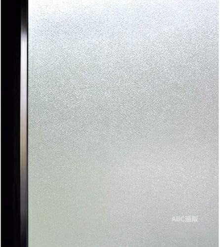 【目隠し・プライバシー保護機能】本製品は、窓ガラス目隠しフィルムとして、窓からの視線をやわらかく遮ります。約20cm以上離れていただければ、天候や時間帯を問わず、室内の様子が見えにくくなり、プライバシーを守ります。外光は十分に取り入れつつも遮蔽性を確保するため、カーテンを閉じた時のような暗さや圧迫感がなく、明るく開放的な空間をご実現できます。透明ガラスを簡単にすりガラス調に変えるお手軽シートです。 【簡単貼り付け・繰り返し使える】窓ガラスフィルム 目隠しシートであり、水のみで簡単に貼り付けが可能です。静電吸着式のため、のりや粘着剤を使わず、剥がした後にも跡が残りません。貼り直しが何度でもできる再利用可能設計で、長くお使いいただけます。初心者の方でもきれいに施工できますのでご安心ください。※必ず保護フィルムを剥がしてからご使用ください。この工程を省略すると、シートが剥がれ落ちる原因となります。※滑らかなガラス面などにご使用ください。凹凸の多い面や多孔質の面には適しません。 【UVカット・飛散防止】この目隠しシートは、窓ガラスを通して侵入する有害な紫外線をカット。お部屋のフローリング、畳、カーペットや家具・インテリアの日焼け・褪色・劣化を防ぎます。さらに、万一の地震や強風などでガラスが割れた際にも、破片の飛散を抑え、二次災害のリスク軽減に役立ちます。 【省エネ・断熱効果で快適空間を】目隠しシート 窓にお貼りいただくことで、夏は室外の熱気を遮り（遮熱）、冬は室内の暖かい空気を逃がしにくくします（断熱）。これにより、エアコンの効率が向上し、冷暖房費の節約に貢献。年間を通じて快適な室温を維持し、省エネにつながります。 【施工道具セット同梱】窓用目隠しシート 貼り付けに必要な道具はすべて梱包筒の中に収納されています。取り出し忘れのないようご注意ください。お手元に届いたその日に、どなたでも簡単に施工いただけます。【ご使用上の注意】※本製品は滑らかなガラス面専用です。凹凸のある面にはご使用いただけません。a992688
