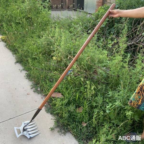 【作業効率大幅アップ】 6 本の鋭い爪を搭載し、細かい隙間や隅に生えた雑草もしっかりキャッチ。根元から掴んで引くだけで簡単に除草でき、ガーデニング作業の手間と体への負担を軽減します。 【高耐久素材で長く愛用】 爪部分は錆びにくいステンレス製、グリップは滑りにくいゴム素材を採用。耐摩耗性・耐衝撃性に優れ、土や雑草が付着しにくく、屋外でも丈夫に長期使用可能です。 【人間工学設計で腰に優しい】 ロングハンドル仕様で、前かがみの姿勢を抑え、腰や膝への負担を軽減。狭い場所の除草や土寄せ、土壌ほぐしにも対応し、長時間の作業も快適に行えます。 【マルチ用途で万能活用】 雑草除去はもちろん、落ち葉拾い・花壇整理・庭の細かい手入れまで万能に対応。一般家庭の庭から造園作業まで、幅広いガーデニングシーンで活躍します。 【様々な雑草に対応】 タンポポ・アザミなど一般的な庭雑草の除草に最適。土ならしや播種前の土壌準備にも活用できる、実用性の高い多機能ガーデンツールです。
