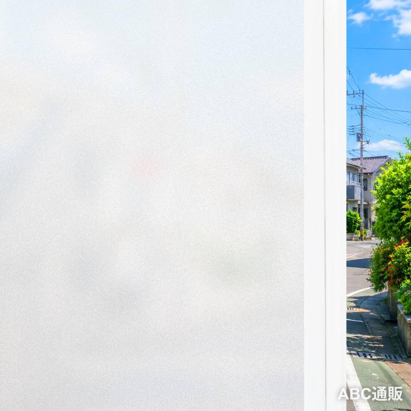 【目隠し・採光を両立】 ホワイトすりガラス調の窓ガラス目隠しフィルム。室内側・室外側のどちらから見ても見えにくく、昼夜を問わず目隠し効果が変わらないため、プライバシー対策におすすめ。さらに、ガラスから距離が離れるほど見えにくさを感じやすく、視線を遮りながら自然光をやわらかく取り込める仕様。リビング、寝室、玄関、浴室、トイレ、オフィスなど、幅広い場所で活用できます。 【水貼り・接着剤不要】 水で貼り付けるため、接着剤は不要。はがした後も糊が残りにくく、貼り直しや繰り返し使用ができるので、賃貸住宅にもおすすめ。窓の大きさに合わせて自由にカットでき、表面が平らで滑らかなガラスに使用可能。ただし、凹凸のあるガラスには適していません。大きな窓への施工は、9人で行うとよりスムーズ。施工前に裏面の透明保護フィルムをはがし、窓ガラスの室内側から貼り付けてください。 【UVカット・日焼け対策】 窓から入り込む紫外線をカットし、家具や床、カーテンなどの日焼けや色あせ対策に。強い光を適度に抑えながら、室内の明るさを損ないにくい仕様で、日差しが気になる窓にも取り入れやすい。 【飛散防止・ガラス破損対策】 万が一ガラスが割れた際に、破片の飛び散りを抑える仕様。地震や台風などによる破損時の二次被害を軽減し、普段の目隠しとあわせて窓まわりの安全対策にも。 【断熱・遮熱・省エネ対策】 窓まわりから伝わる熱や冷気の影響をやわらげ、夏は外からの熱気を抑え、冬は室内の暖かさが逃げるのを軽減。冷暖房の効率維持にも役立ち、一年を通して快適な室内環境へ。