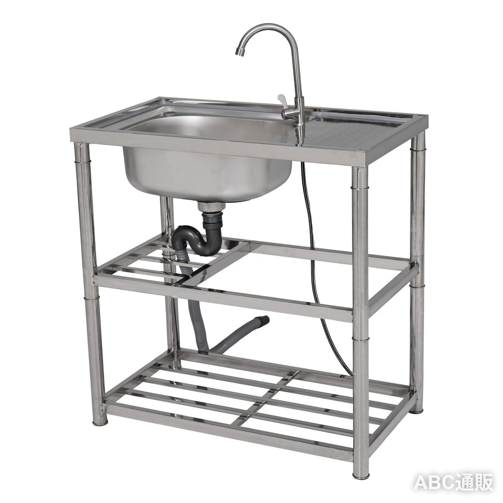 【サビに強いステンレス製で屋外作業に最適】ガーデニングやBBQ準備、ペットの足洗いなど、屋外でのちょっとした洗い物に便利なステンレス製シンク。雨ざらしでも安心の耐久性で、毎日の作業を快適にサポートします。 【豊富な付属品ですぐ使える】フレキホース・蛇口アダプター・排水セット・ステンレス単水栓・S字排水ホース・コネクター・シールテープ・軍手が付属し、届いてすぐ組立可能です。 【深型シンクで使いやすい】約16cmの深型シンクで水ハネを抑え、手洗いや洗い物を快適に。作業台付きで野菜カットや小物置きなど作業性もアップ。 【収納棚＆蛇口位置選択で便利】蛇口は左右どちらにも設置可能、収納棚付きで洗剤や用具をスッキリ整理でき、省スペースで使いやすい構造です。 【匂い・サビ対策も万全】S字トラップで匂い・虫をブロックし、汚れに強い構造で清潔をキープ。丈夫な編み込みホースと調整可能アダプター付きで多種蛇口に対応、市販ホースにも利用できます。
