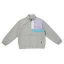 【VANS】 ヴァンズ M VANS COLORBLOCKSTAND ZIP JKT アウター 121R1090300 GRAY 【ご注意】こちらの商品は弊社実店舗からも集約(入荷)するため、「靴箱の破損、色あせ、プライス貼付、剥がし跡」「靴箱内の包装用紙破れ、商品タグなどが無い状態」「履きジワやボンドの付着、若干のシミ、汚れ」が生じる場合がございます。また、正規の靴箱が著しく破損している状態時には代替の靴箱を使用する場合もございます。尚、弊社実店舗から集約しました商品は検品を行って販売可能な商品をご案内致しております。その為、商品の状態の指定はできませんので予めご了承下さい。※こちらの商品につきましては下記ご利用ガイドをご確認下さい。■ご利用ガイド レトロカラーを組み合わせた左胸の切り替えと、カラーブロックの下と背中に走るリフレクタブル・パイピングが特徴のスタンドカラー・ジップアップジャケット。軽いナイロンに裏面メッシュ素材なので、ランニングやウォーキングなどスポーツシーンにも適用。夜道でパイピング部分が反射し、安全性も確保。 サイズ目安はこちら 素材＝表）228T Taslon ナイロン100%　　裏）メッシュ ポリエステル100%S＝着丈:64cm 肩幅:51cm 身幅:56cm 袖丈:59cmM＝着丈:67cm 肩幅:53cm 身幅:59cm 袖丈:61cmL＝着丈:70cm 肩幅:55cm 身幅:62cm 袖丈:63cmXL＝着丈:73cm 肩幅:57cm 身幅:65cm 袖丈:65cm上記サイズ表は各部位の目安寸法となります。製品の仕上がり寸法ではございません。こちらの商品は商品不良を除く返品・交換はお受け致しかねます。商品を入れる袋が破損していた場合、代用（他メーカーを含）の袋を使用する場合がございます。商品保護を主としたものですので、どうかご了承下さい。※画像はサンプルのため、若干の仕様変更がある場合がございます。予めご了承下さい。 【ご購入前に必ずこちらをご確認ください。 】 [ABCMART][ABCmart][abcmart][ABCマート][abcマート][エービーシーマート][エービーシー][エービーシー マート][バーゲン]