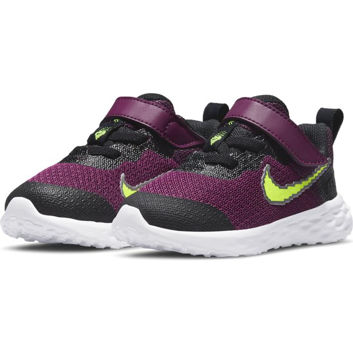 ベビー 【NIKE】 ナイキ 12-16REVOLUTION 6 NN SE (TDV) レボリューション 6 NN SE TDV KDJ1986 607SNGRIA/VOLT 【ご注意】こちらの商品は弊社実店舗からも集約(入荷)するため、「靴箱の破損、色あせ、プライス貼付、剥がし跡」「靴箱内の包装用紙破れ、商品タグなどが無い状態」「履きジワやボンドの付着、若干のシミ、汚れ」が生じる場合がございます。また、正規の靴箱が著しく破損している状態時には代替の靴箱を使用する場合もございます。尚、弊社実店舗から集約しました商品は検品を行って販売可能な商品をご案内致しております。その為、商品の状態の指定はできませんので予めご了承下さい。※こちらの商品につきましては下記ご利用ガイドをご確認下さい。■ご利用ガイド DJ1986-607デジタルのセカイでプレー。ナイキ レボリューション 6 SEは誰もが内に秘めるゲーマーという存在を持つ未来のランナーのために生まれた一足。 デジタル化したスウッシュはピクセルのグラフィックで、ビデオゲームの世界を体現します。 軽量で通気性に優れたシューズがあればキッズの遊び時間を止める者はいない！ サイズ目安はこちら 【サイズ目安】(個人差がございますので、あくまでも目安とお考え下さい。)このシューズの作りは標準です。素材=合成繊維 【ご購入前に必ずこちらをご確認ください。 】 [ABCMART][ABCmart][abcmart][ABCマート][abcマート][エービーシーマート][エービーシー][エービーシー マート][バーゲン]