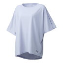 レディース 【PUMA ウェア】 プーマ ウェア W STUDIO SS TEE ショートスリーブ 523533 68S.LAVENDER 【ご注意】こちらの商品は弊社実店舗からも集約(入荷)するため、「靴箱の破損、色あせ、プライス貼付、剥がし跡」「靴箱内の包装用紙破れ、商品タグなどが無い状態」「履きジワやボンドの付着、若干のシミ、汚れ」が生じる場合がございます。また、正規の靴箱が著しく破損している状態時には代替の靴箱を使用する場合もございます。尚、弊社実店舗から集約しました商品は検品を行って販売可能な商品をご案内致しております。その為、商品の状態の指定はできませんので予めご了承下さい。※こちらの商品につきましては下記ご利用ガイドをご確認下さい。■ご利用ガイド ヨガの動きに適した柔らかい素材でパフォーマンスをサポート。肩のラインを落としたドロップショルダーに、ゆとりを持たせたシルエット、裾に配したトーナルのCATロゴが、エフォートレスな印象を高めるポイントになっています。ドロップバックヘムに配したディープなセンタースリットは、結んでアレンジしても素敵です。 サイズ目安はこちら PUMA レディース(アジアサイズ) 素材=ポリエステル・レーヨン・本体) シングルジャージ: ポリエステル 50% レーヨン 50% 【ご購入前に必ずこちらをご確認ください。 】 [ABCMART][ABCmart][abcmart][ABCマート][abcマート][エービーシーマート][エービーシー][エービーシー マート][バーゲン]