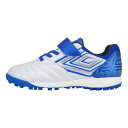 【UMBRO】 アンブロ ACCERATOR SB JR WIDE ACCERATOR SB JR WIDE UU4VJB04WB WHITE/BLUE 【ご注意】こちらの商品は弊社実店舗からも集約(入荷)するため、「靴箱の破損、色あせ、プライス貼付、剥がし跡」「靴箱内の包装用紙破れ、商品タグなどが無い状態」「履きジワやボンドの付着、若干のシミ、汚れ」が生じる場合がございます。また、正規の靴箱が著しく破損している状態時には代替の靴箱を使用する場合もございます。尚、弊社実店舗から集約しました商品は検品を行って販売可能な商品をご案内致しております。その為、商品の状態の指定はできませんので予めご了承下さい。※こちらの商品につきましては下記ご利用ガイドをご確認下さい。■ご利用ガイド 「ACCERATOR」シリーズのスタータープレーヤー向けシューズ。日本国内企画のワイドラスト。104本のラバースタッドでグリップし、屈曲性を考慮したアウトソールを採用。耐久性に考慮した着脱が容易な1本ベルト仕様。アッパー材全体に耐久性のある合成皮革を採用。クッション性と反発性を考慮したインジェクションEVAをミッドソールに採用。取り外し可能なEVAカップインソール。約155g(19.0cmで計測) サイズ目安はこちら 【サイズ目安】(個人差がございますので、あくまでも目安とお考え下さい。)このシューズの作りは標準です。素材=人工皮革（=合成皮革）・ゴム・アッパー：合成皮革 アウトソール：ゴム底 【ご購入前に必ずこちらをご確認ください。 】 [ABCMART][ABCmart][abcmart][ABCマート][abcマート][エービーシーマート][エービーシー][エービーシー マート][バーゲン]