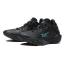 【ASICS】 アシックス NOVA SURGE LOW ノヴァサージ ロー 1061A043.002 BLACK/SEA GLASS 空中戦を制するためにプレーヤーのジャンプをアシストするために進化をとげたクッション・バ ウンスモデルのローカットタイプ。ミッドソールは前作よりも厚みを増すと同時に、素材を全面FLYTEFOAM Propelへと変更。より高く跳ぶためのサポートと、フィジカルプレーヤーが求める衝撃緩衝性を追求。踏みつけ部外側に樹脂製のサポートパーツを配置することでフィジカルにすぐれたプレーヤーの激しいプレーをサポート。 サイズ目安はこちら 【サイズ目安】(個人差がございますので、あくまでも目安とお考え下さい。)このシューズの作りは標準です。素材=人工皮革（=合成皮革）・合成繊維・合成樹脂 【ご購入前に必ずこちらをご確認ください。 】 [ABCMART][ABCmart][abcmart][ABCマート][abcマート][エービーシーマート][エービーシー][エービーシー マート]