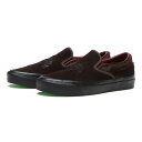 【VANS】 ヴァンズ CLASSIC SLIP-ON 98 DX クラシックスリッポン98DX VN0A7Q58CGW RNDMVNT COCOABK ご注文につきまして、カートに入れた時点で在庫は確保されません。また、ご利用ガイド内でご説明差し上げておりますが、システム仕様上、ご注文完了後に在庫切れが発生する場合がございます。その場合、キャンセル対応とさせていただきますので予めご了承ください。ご購入後のご交換の場合、ご希望サイズ完売時にはご返品でのご案内となります。人気商品の為通常の出荷スケジュールよりお時間頂戴する場合がございます。ユースカルチャーとストリートファッションに焦点を当て、2012年に中国で設立されたブランド「RANDOMEVENT」とVANSのコラボレーションになります。現代の若者の信条である果敢に突き進む姿勢をデザインテーマでもある「馬」に例え、Off The Wallにスピリットに敬意を表してVANSの代表的なアイコンモデルで表現しております。アッパーにはフェイクファーと毛足の長いスエードを採用し、馬の毛並みを表現。ヒールカウンターには、幸運の象徴とされる馬蹄をモチーフにしたパーツ。ラバーブラックのサイドテープに加え、アウトソールにはアメリカンレトロな蛍光グリーンを採用。 サイズ目安はこちら 【サイズ目安】(個人差がございますので、あくまでも目安とお考え下さい。)このシューズの作りは標準です。素材=天然皮革シューズの製法上、接着剤の付着や縫製のズレ・歪みがある場合がございますが、不良品ではございませんので予めご了承ください。【お手入れに関して】水洗いにより接着剤が溶解し、染み汚れの原因となる可能性がございます。水洗いは避けて頂きますようお願いいたします。※天然皮革を使用しているため、多少の色ムラや生産過程で生じる傷が多少ある場合がございますので、予めご了承ください。 【ご購入前に必ずこちらをご確認ください。 】 [ABCMART][ABCmart][abcmart][ABCマート][abcマート][エービーシーマート][エービーシー][エービーシー マート]