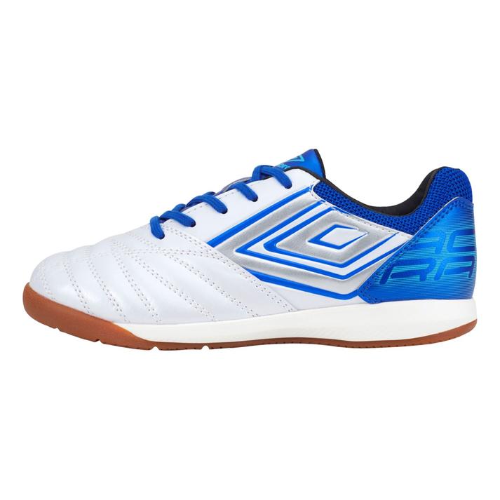 【UMBRO】 アンブロ ACCERATOR TR JR WIDE I アクセレイター TR JR WIDE I UU4VJB02WB WB 『ACCERATOR』シリーズのスターター/ステップアッププレーヤー向けシューズ。日本国内企画のワイドラスト。ノンマーキング仕様のインドアコート専用アウトソールを採用。アッパー材全体に耐久性のある合成皮革を採用。クッション性と反発性を考慮したインジェクションEVAをミッドソールに採用。取り外し可能なEVAカップインソール。約150g(19.0cmで計測) サイズ目安はこちら 【サイズ目安】(個人差がございますので、あくまでも目安とお考え下さい。)このシューズの作りは標準です。素材=人工皮革（=合成皮革）・ゴム・合成皮革 ,ゴム底 【ご購入前に必ずこちらをご確認ください。 】 [ABCMART][ABCmart][abcmart][ABCマート][abcマート][エービーシーマート][エービーシー][エービーシー マート]