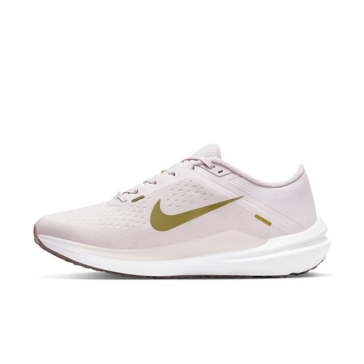 【NIKE】 ナイキ W AIR WINFLO 10 ウィメンズ エア ウィンフロー 10 WDV4023 010PLVLT/PACMOS DV4023-010ウィメンズモデル《商品説明》毎週走行距離を記録している人でも、ランニングを習慣にしたい初心者でも、週末に気が向いたら友だちと走るだけの人でも最適。Winflo 10は、バランスの良い履き心地であらゆるランを後押しします。弾力性のあるNike Airを備え、前足部に余裕を持たせたニュートラルなサポート性のあるシューズで、快適で弾むような履き心地を実現。いつロードで走りたくなっても大丈夫。ランニングの準備は万全です。※シューズの製法上、接着剤の付着や縫製のズレ、歪みがある場合がございますが不良品ではございません。※商品外装箱（化粧箱）につきましては商品を保護する梱包材の為、擦過痕や細かい傷、破れ、へこみ等が入荷時から生じている場合がございます。上記のような商品につきましては商品本体の破損ではないことから通常販売とし、箱の痛みを理由とした交換・返品につきましては不良品対応の対象外とさせていただきます。 サイズ目安はこちら 【サイズ目安】(個人差がございますので、あくまでも目安とお考え下さい。)このシューズの作りは小さめです。素材=合成繊維・合成繊維 + 合成樹脂 + 合成皮革 【ご購入前に必ずこちらをご確認ください。 】 [ABCMART][ABCmart][abcmart][ABCマート][abcマート][エービーシーマート][エービーシー][エービーシー マート]