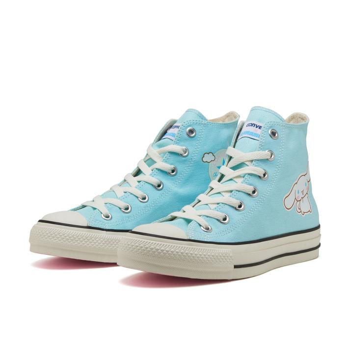 レディース 【CONVERSE】 コンバース AS (R) CINNAMOROLL HI オールスター (R) シナモロール HI 31309770 LIGHT BLUE 【ご注意】こちらの商品は弊社実店舗からも集約(入荷)するため、「靴箱の破損、色あせ、プライス貼付、剥がし跡」「靴箱内の包装用紙破れ、商品タグなどが無い状態」「履きジワやボンドの付着、若干のシミ、汚れ」が生じる場合がございます。また、正規の靴箱が著しく破損している状態時には代替の靴箱を使用する場合もございます。尚、弊社実店舗から集約しました商品は検品を行って販売可能な商品をご案内致しております。その為、商品の状態の指定はできませんので予めご了承下さい。※こちらの商品につきましては下記ご利用ガイドをご確認下さい。■ご利用ガイド 「REACT（リアクト）」「RECYCLE（リサイクル）」「REFINE（リファイン）」の3つの要素を備えた、オールスターの次世代モデル、ALL STAR (R)（オールスター アール）から、サンリオの人気キャラクター「シナモロール」とのコラボレーションモデルが登場。空飛ぶシナモロールをアッパーの外側にプリント。アンクルパッチは雲を組み合わせたキュートなデザイン。アウトソールはシナモロールのほっぺと同じ、ふわふわと優しい印象のライトピンクを採用。タンの織りネームはダブルネーム仕様。ライトブルーの1カラー展開。(C) 2023 SANRIO CO., LTD. APPROVAL NO. L634412 サイズ目安はこちら 【サイズ目安】(個人差がございますので、あくまでも目安とお考え下さい。)このシューズの作りは標準です。オールスター(R)シリーズは、通常のオールスターとはフィット感が異なります。【注意】24.5cmの取扱に関して、コンバースでのサイズ表記6の取扱はございません。※サイズによりシューホールの数が異なります。素材=その他・キャンバス 【ご購入前に必ずこちらをご確認ください。 】 [ABCMART][ABCmart][abcmart][ABCマート][abcマート][エービーシーマート][エービーシー][エービーシー マート]