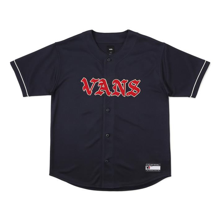【VANS】 ヴァンズ Ye Olde Vans Baseball Jersey ショートスリーブ VN000KUQJDU ABC-MART限定 Parisian Night 【ご注意】こちらの商品は弊社実店舗からも集約(入荷)するため、「靴箱の破損、色あせ、プライス貼付、剥がし跡」「靴箱内の包装用紙破れ、商品タグなどが無い状態」「履きジワやボンドの付着、若干のシミ、汚れ」が生じる場合がございます。また、正規の靴箱が著しく破損している状態時には代替の靴箱を使用する場合もございます。尚、弊社実店舗から集約しました商品は検品を行って販売可能な商品をご案内致しております。その為、商品の状態の指定はできませんので予めご了承下さい。※こちらの商品につきましては下記ご利用ガイドをご確認下さい。■ご利用ガイド サイズ目安はこちら素材＝ポリエステル100％M=着丈：約75cm　身幅：約57cm 袖丈：約23cmL=着丈：約79cm　身幅：約61cm　袖丈：約24cmXL=着丈：約84cm　身幅：約65cm　袖丈：約25cm素材=コットン（=綿）上記サイズ表は各部位の目安寸法となります。製品の仕上がり寸法ではございません。こちらの商品は商品不良を除く返品・交換はお受け致しかねます。商品を入れる袋が破損していた場合、代用（他メーカーを含）の袋を使用する場合がございます。商品保護を主としたものですので、どうかご了承下さい。【ご購入前に必ずこちらをご確認ください。 】 [ABCMART][ABCmart][abcmart][ABCマート][abcマート][エービーシーマート][エービーシー][エービーシー マート]
