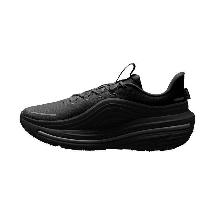 【NIKE】 ナイキ AIR WINFLO 12 GTX エア ウィンフロー 12 GTX MIO7953 001BLACK/DKSKGY 【ご注意】こちらの商品は弊社実店舗からも集約(入荷)するため、「靴箱の破損、色あせ、プライス貼付、剥がし跡」「靴箱内の包装用紙破れ、商品タグなどが無い状態」「履きジワやボンドの付着、若干のシミ、汚れ」が生じる場合がございます。また、正規の靴箱が著しく破損している状態時には代替の靴箱を使用する場合もございます。尚、弊社実店舗から集約しました商品は検品を行って販売可能な商品をご案内致しております。その為、商品の状態の指定はできませんので予めご了承下さい。※こちらの商品につきましては下記ご利用ガイドをご確認下さい。■ご利用ガイド IO7953-001ナイキ ウィンフロー 12 GORE-TEXメンズ 防水 ロード ランニングシューズ防水性に優れたGORE-TEXのアッパーと弾力性に優れたクッショニングが、雨天にも頼れる反発力を提供。ウィンフロー 12 GORE-TEXなら、雨の日も晴れの日も変わらない弾力性と快適さを実現します。Nike Airユニット、厚みのあるCushlon 3.0フォーム、そして防水アッパーを採用し、反発力に優れたクッショニングとウェザープロテクションの完璧な組み合わせを追求しました。改良されたATCラバーアウトソールが、濡れた地面でも乾いた地面でも最適なトラクションを発揮。ウィンフロー 11よりも厚みのあるCushlon 3.0フォームを採用しっかりとしたフィット感GORE-TEXアッパー軽量で防水性に優れたGORE-TEXのアッパーが、寒い雨の日でも足をさらりとした状態にキープ。全体にスキンを施して耐久性を強化しました。従来モデルよりも厚みのあるCushlon 3.0フォームを採用し、足元の快適性と弾力性を向上させました。かかと部分のNike Airユニットと一体となり、衝撃を吸収して一歩一歩をクッショニングで支えます。アップグレードされたAll-Terrain Compound（ATC）ラバーアウトソールが、さまざまなコンディションでトラクションを発揮。※シューズの製法上、接着剤の付着や縫製のズレ、歪みがある場合がございますが不良品ではございません。※商品外装箱（化粧箱）につきましては商品を保護する梱包材の為、擦過痕や細かい傷、破れ、へこみ等が入荷時から生じている場合がございます。上記のような商品につきましては商品本体の破損ではないことから通常販売とし、箱の痛みを理由とした交換・返品につきましては不良品対応の対象外とさせていただきます。ご購入後の初期不良については代替の商品のご用意ができない場合、すべて返品での対応とさせていただきます。 サイズ目安はこちら【サイズ目安】(個人差がございますので、あくまでも目安とお考え下さい。)このシューズの作りは小さめです。素材=合成繊維・合成繊維+合成樹脂【ご購入前に必ずこちらをご確認ください。 】 [ABCMART][ABCmart][abcmart][ABCマート][abcマート][エービーシーマート][エービーシー][エービーシー マート]