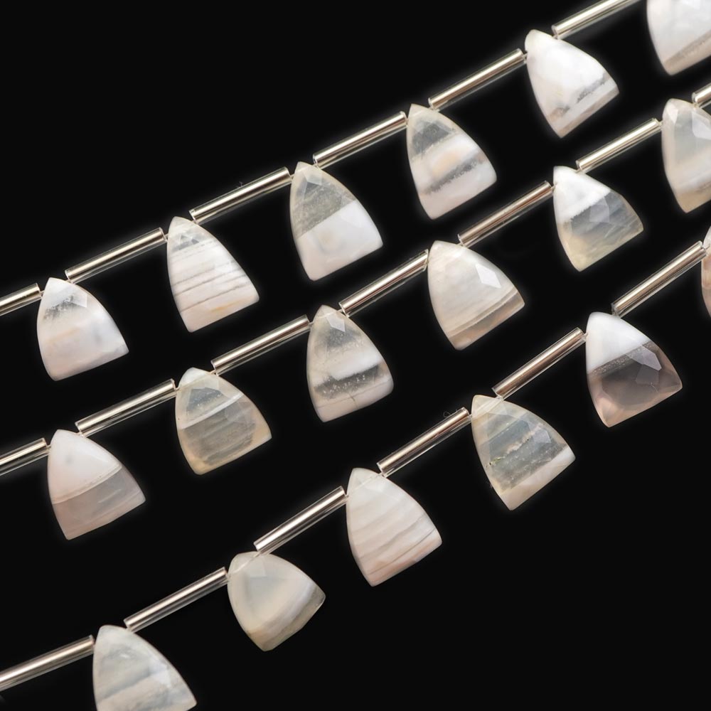 ホワイトレースオパール 13×10×5-12×10×4mm トライアングル ビーズ 連売り 約7-8粒 10月誕生石 縞模様 天然石 カット 石 連 手芸 手作り 自作 ハンドメイド アクセサリー パーツ 素材 材料