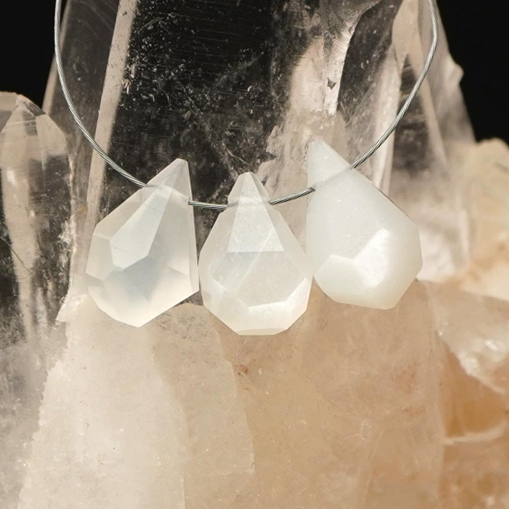 【浮彫】キャ 十一面観音 約13×18mm 柘植樽型 横穴 【穴あり一粒売りビーズ】 / 天然石、パワーストーンの専門店インペリアルオーラ おしゃれ かわいい オシャレ 可愛い プレゼント ギフト 贈り物