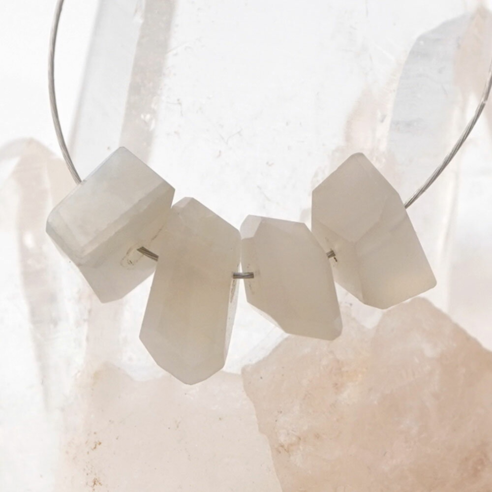 ライトグレームーンストーン 8×6×4‐6×4×4mm タンブルホライズン ビーズ 粒売り バラ売り 月長石 月長石 天然石 カットビーズ インド 粒 バラ 石 珠 手芸 手作り 自作 ハンドメイド アクセ パーツ 材料 資材 8ミリ cp9s